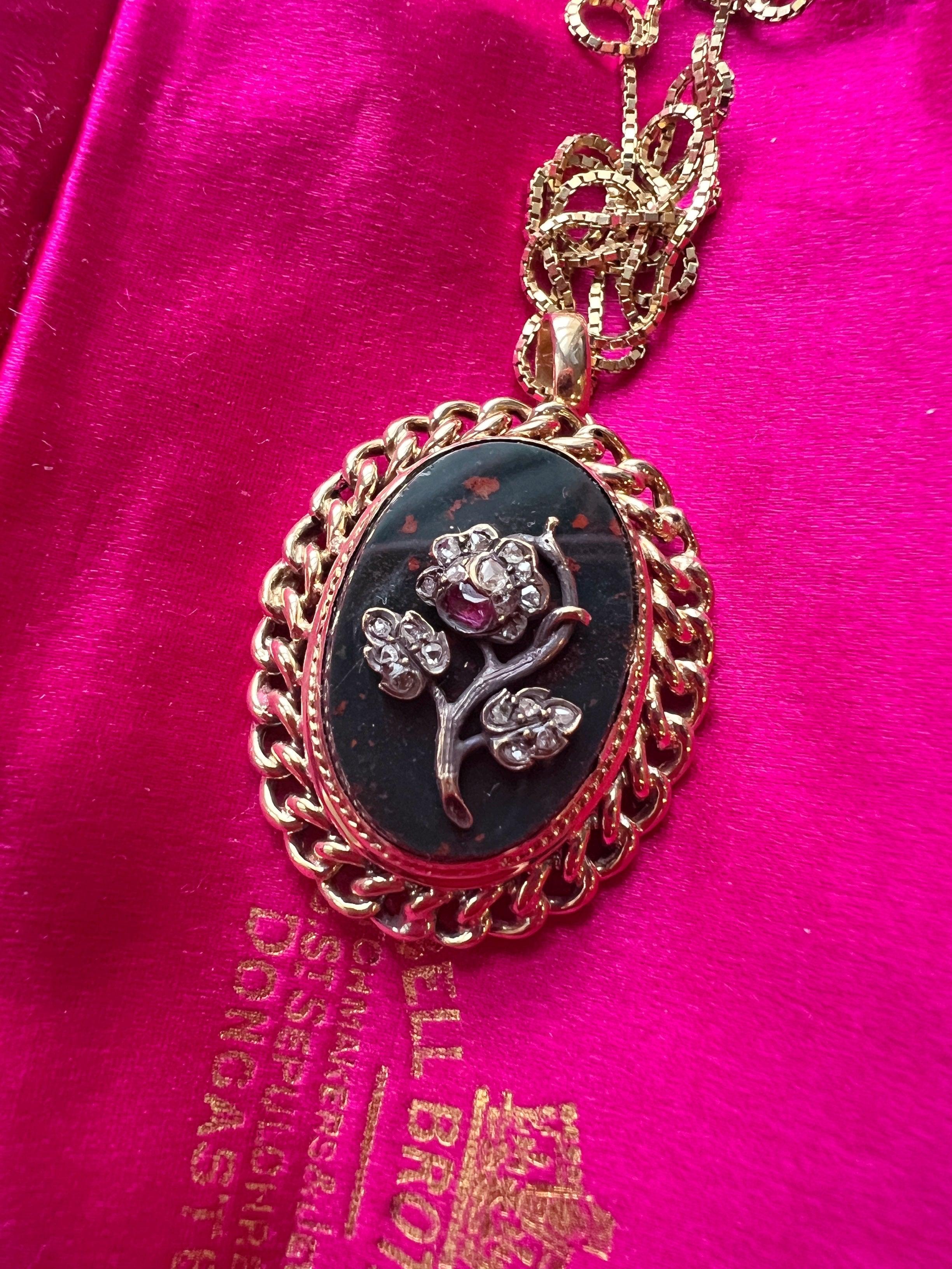 Victorian era 18K gold pendant with diamond ruby flower on bloodstone - Curiously timeless