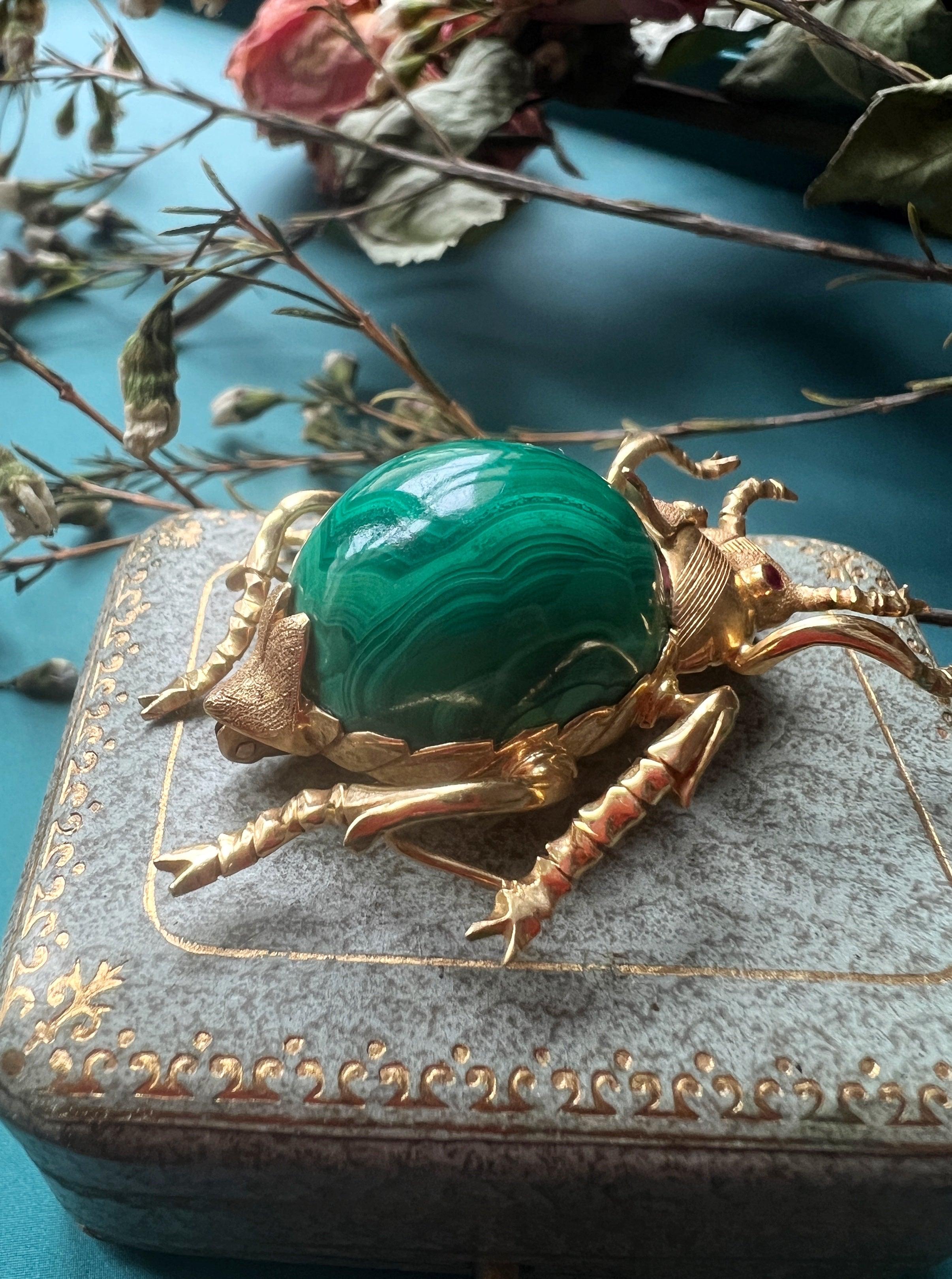 Important 18K gold malachite ruby Scarab brooch - Curiously timeless