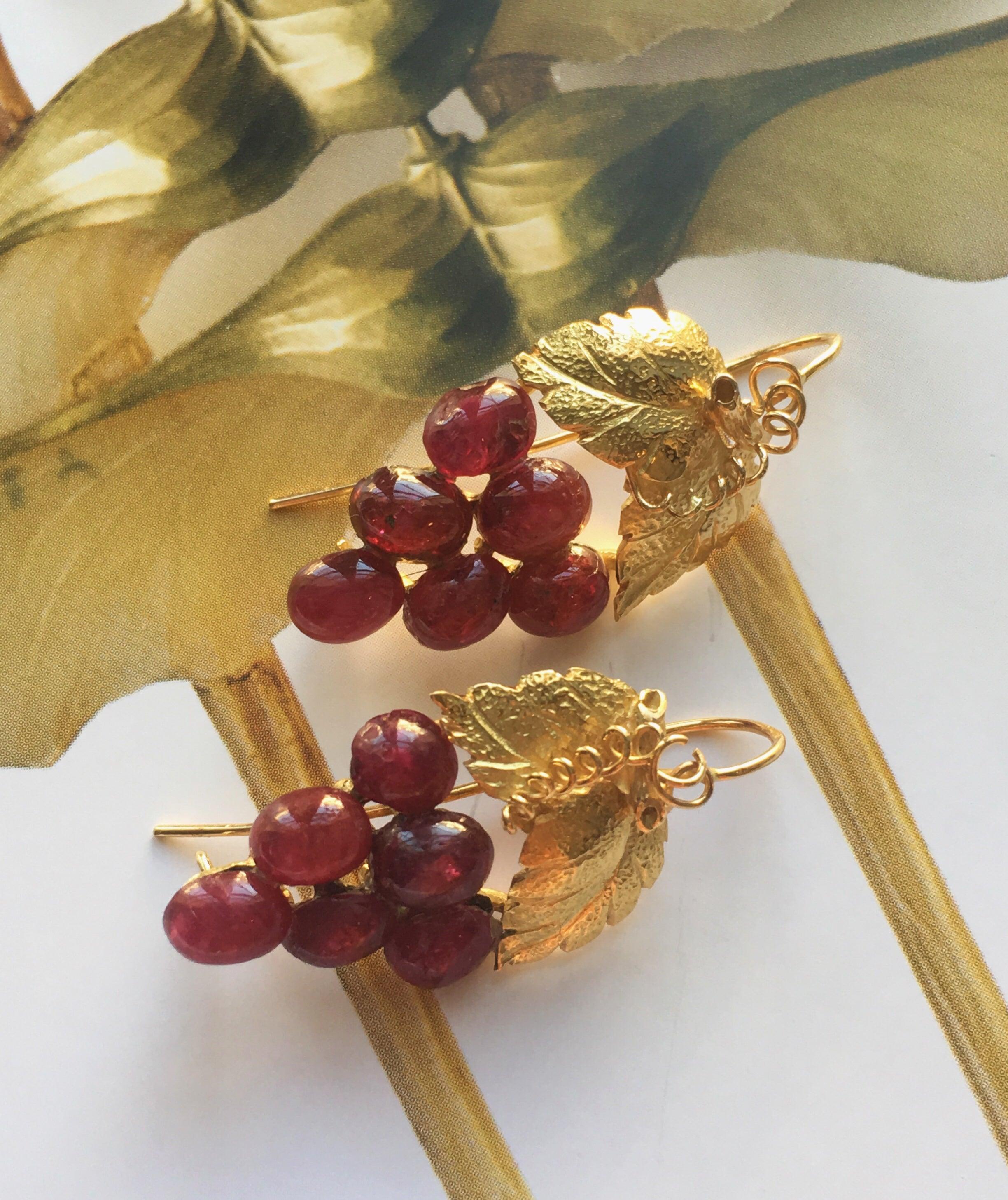 Very juicy ruby cabochon grape earrings in 18K solid gold - Curiously timeless