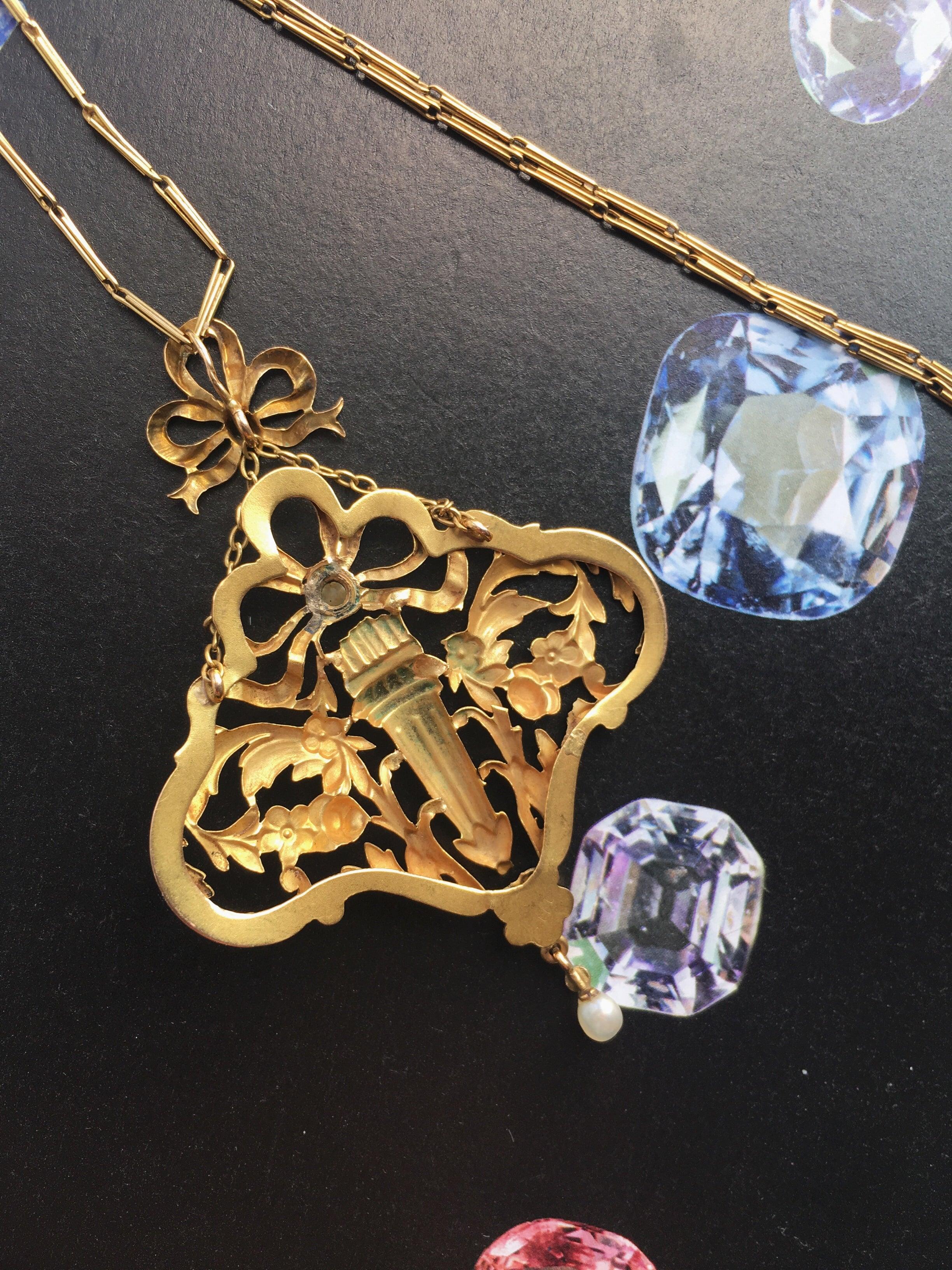 Glamorous 18k gold Art Nouveau flower bouquet pendant with its chain - Curiously timeless