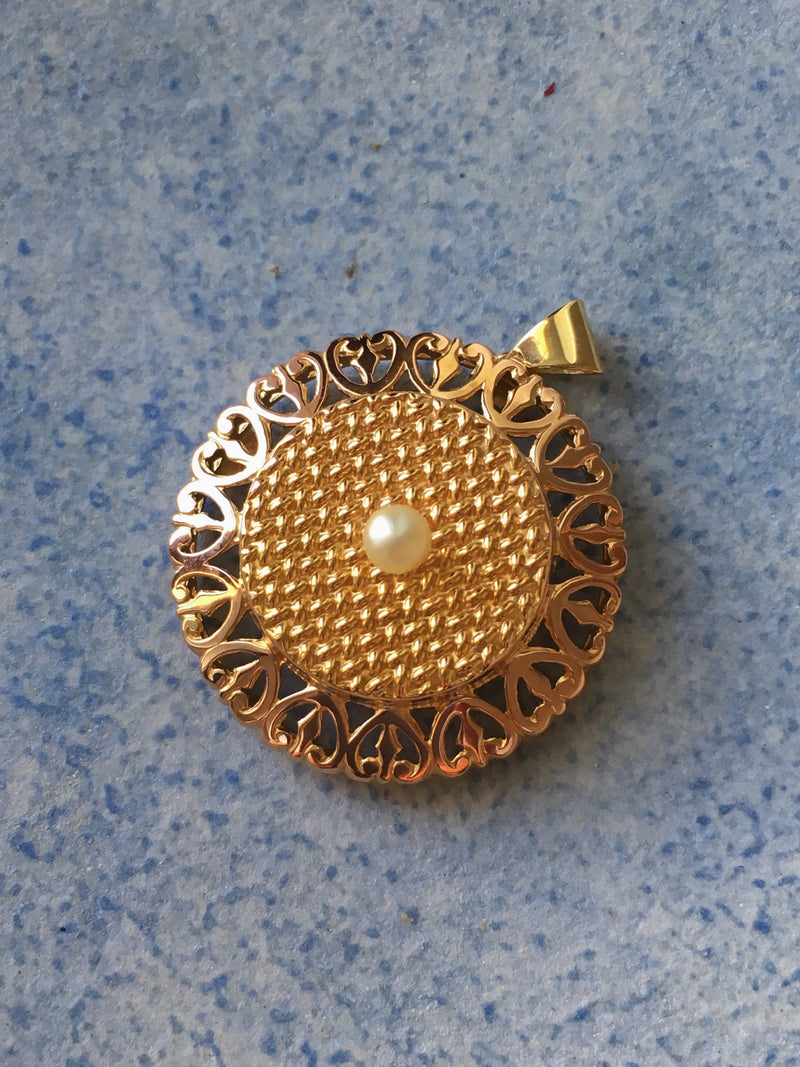 Lovely Victorian 18K gold pearl pendant with heart symbol frame