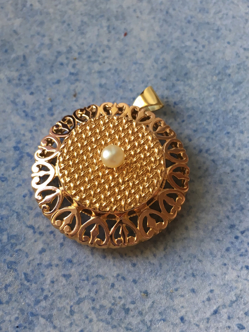 Lovely Victorian 18K gold pearl pendant with heart symbol frame