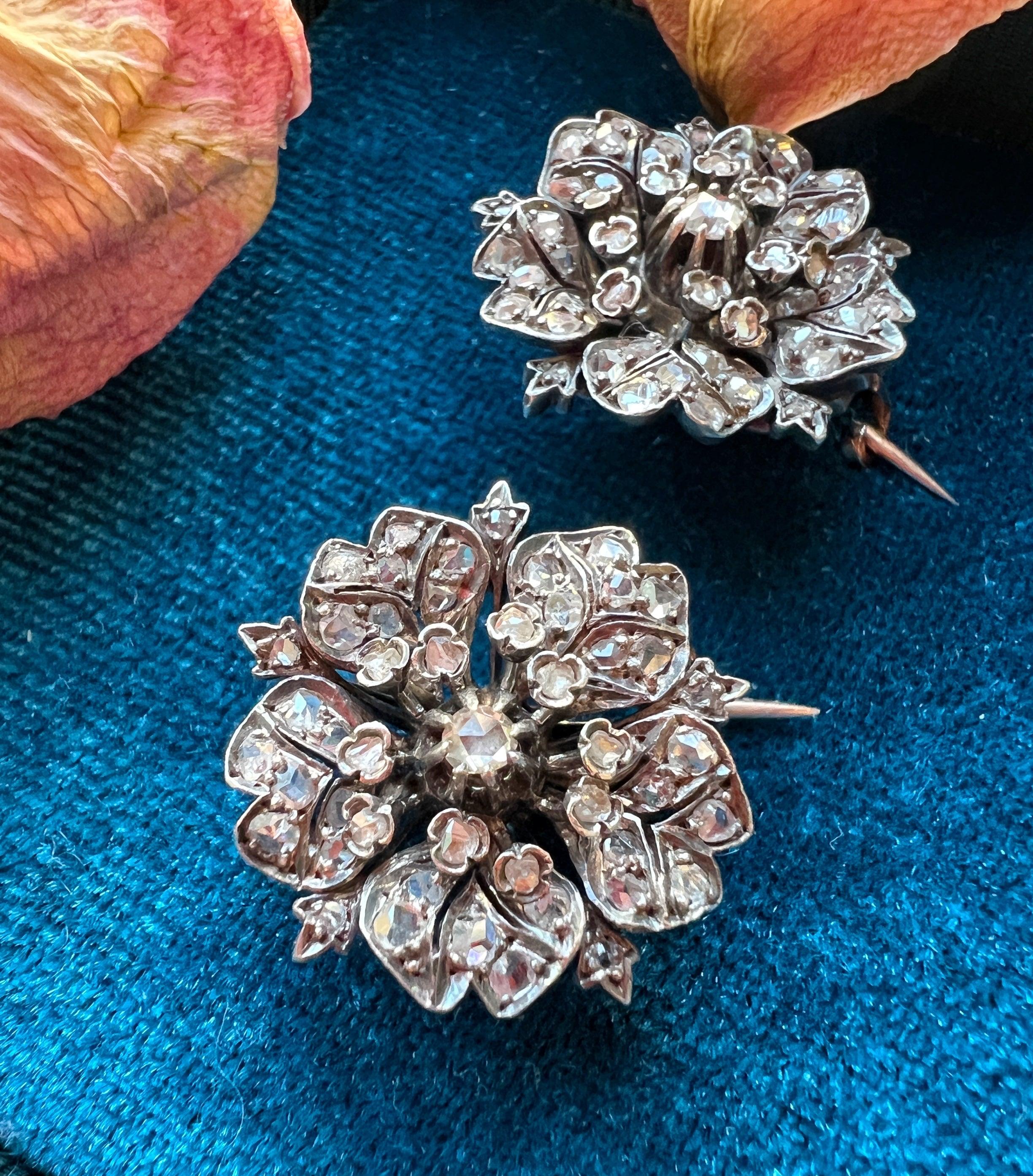 Pair of Victorian era 18K gold double diamond flower brooches - Curiously timeless