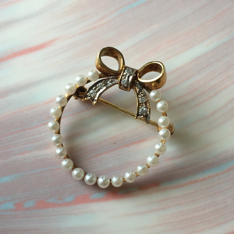 Very sweet 14K gold pearl diamonds bow brooch