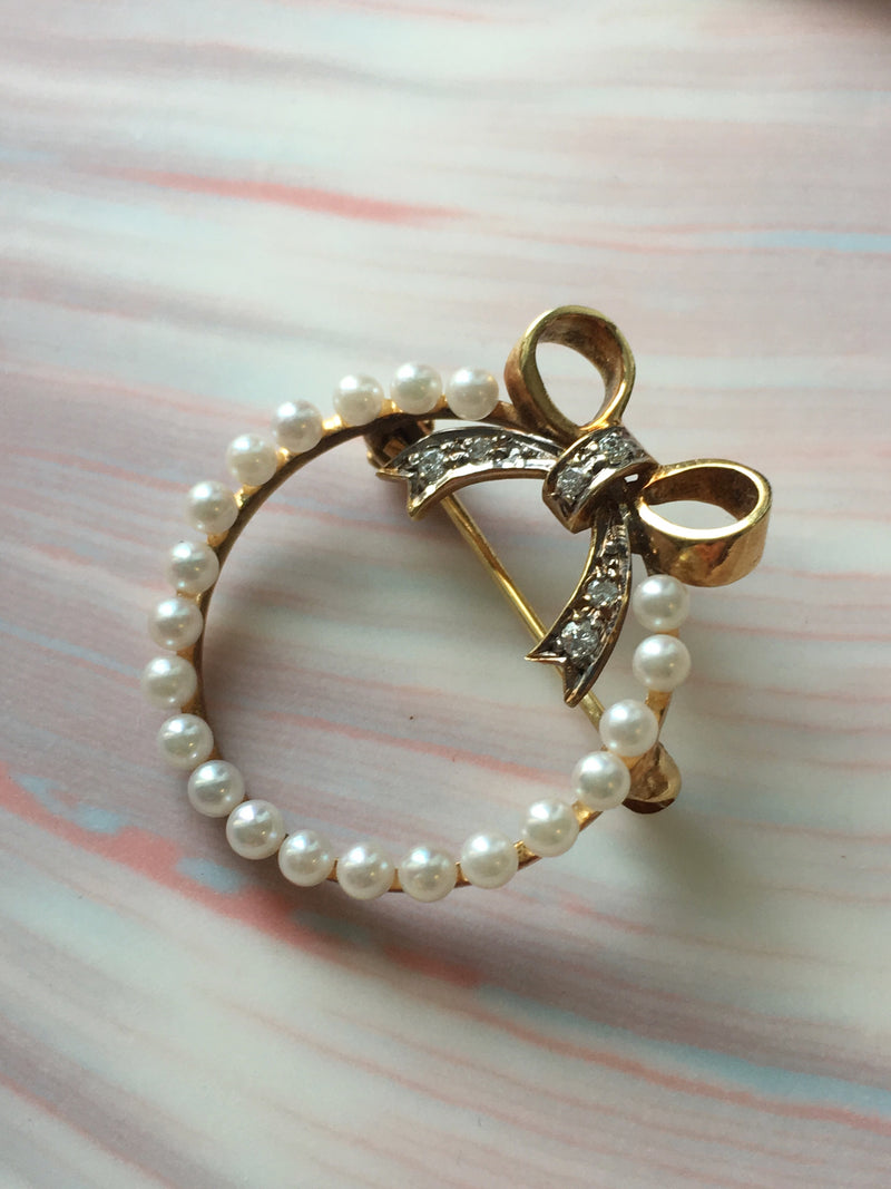 Very sweet 14K gold pearl diamonds bow brooch