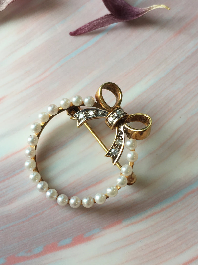 Very sweet 14K gold pearl diamonds bow brooch