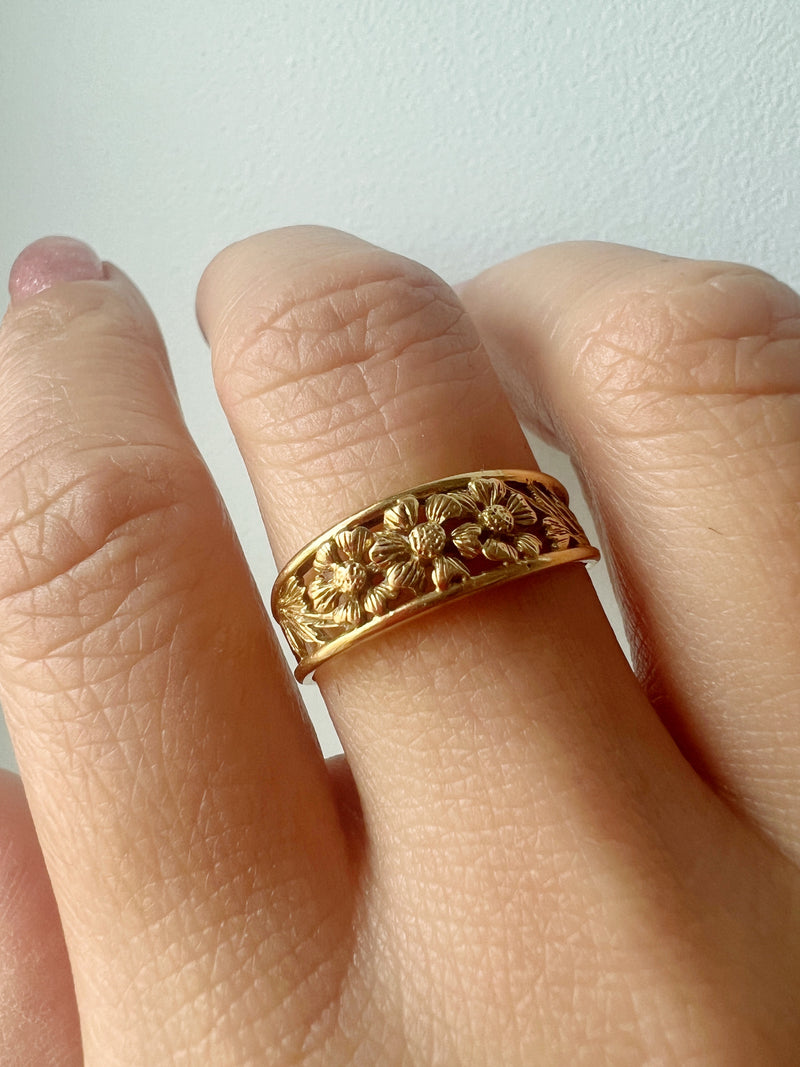 Stackable Art Nouveau era 18K yellow gold flower band ring