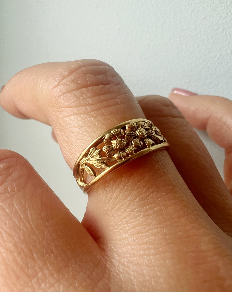 Stackable Art Nouveau era 18K yellow gold flower band ring