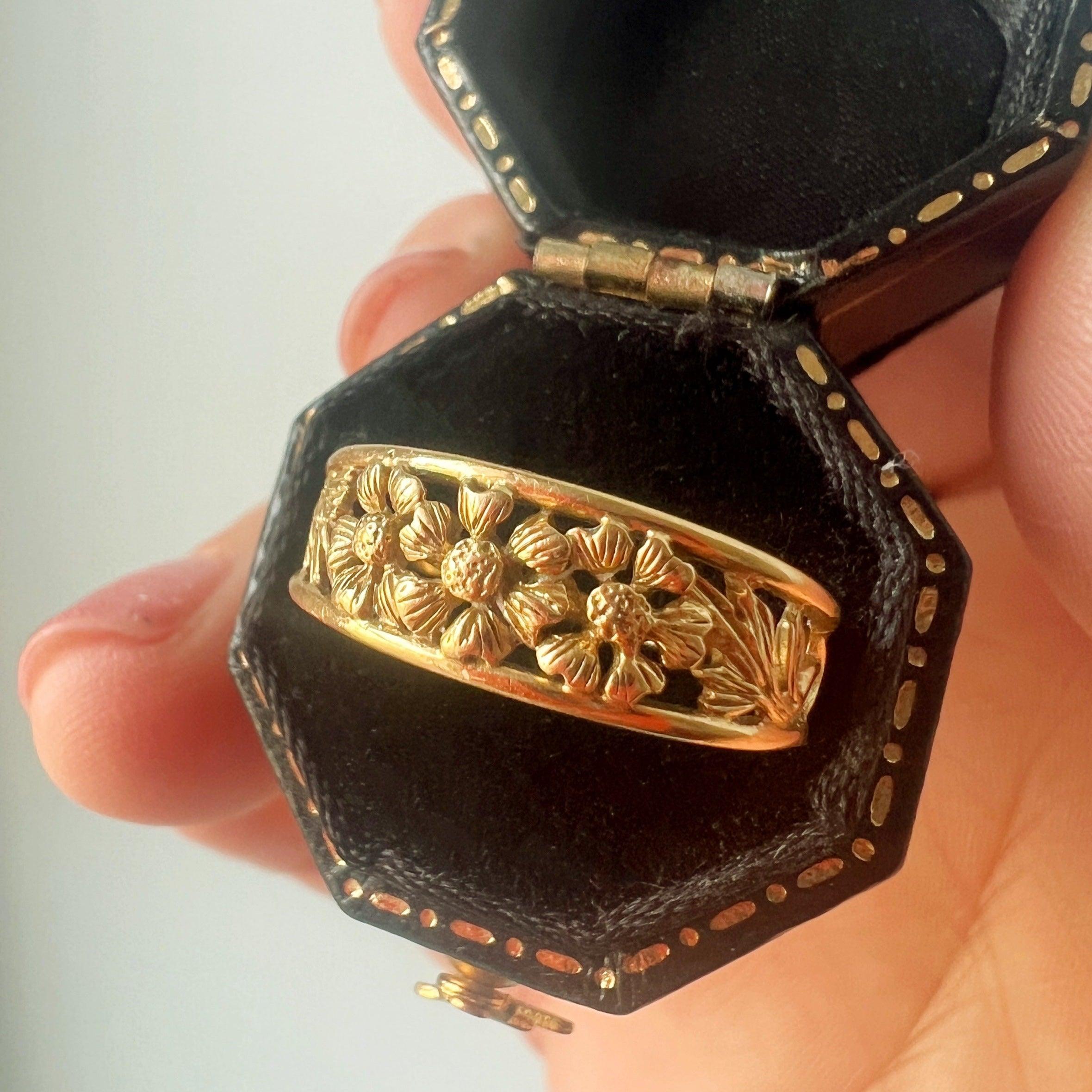 Stackable Art Nouveau era 18K yellow gold flower band ring - Curiously timeless