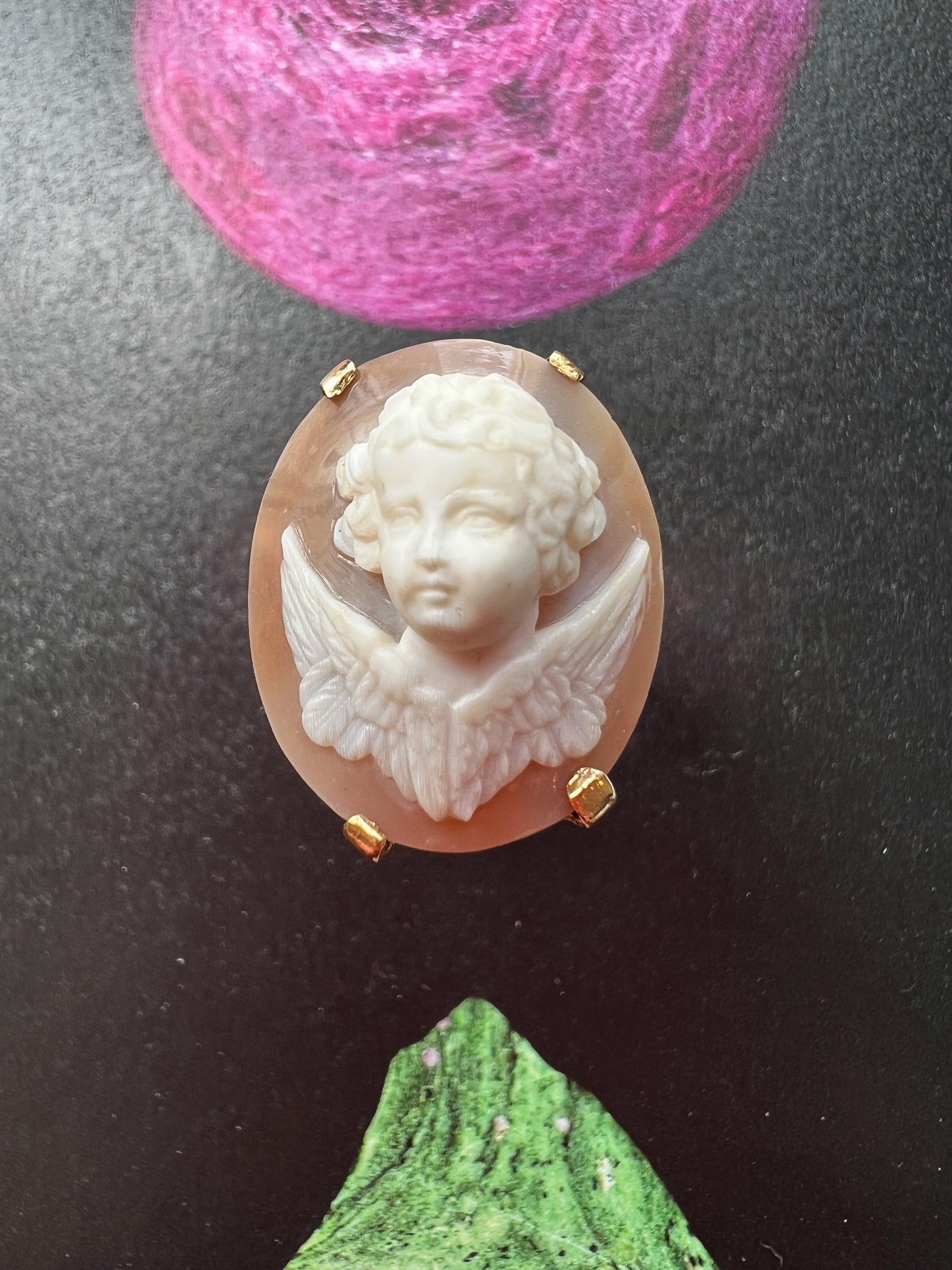 Antique 18K gold high-relief agate angel cameo ring - Curiously timeless