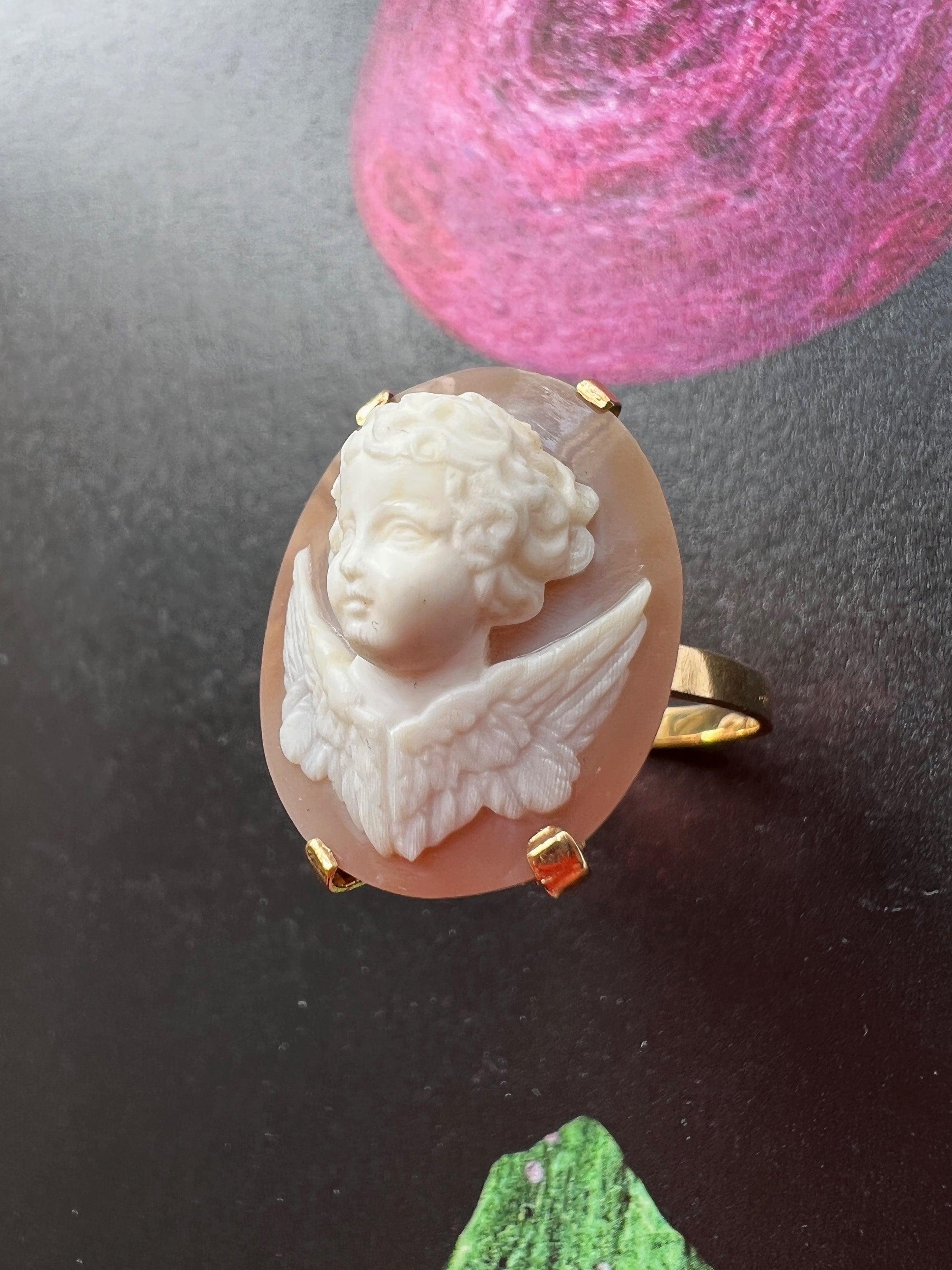 Antique 18K gold high-relief agate angel cameo ring - Curiously timeless