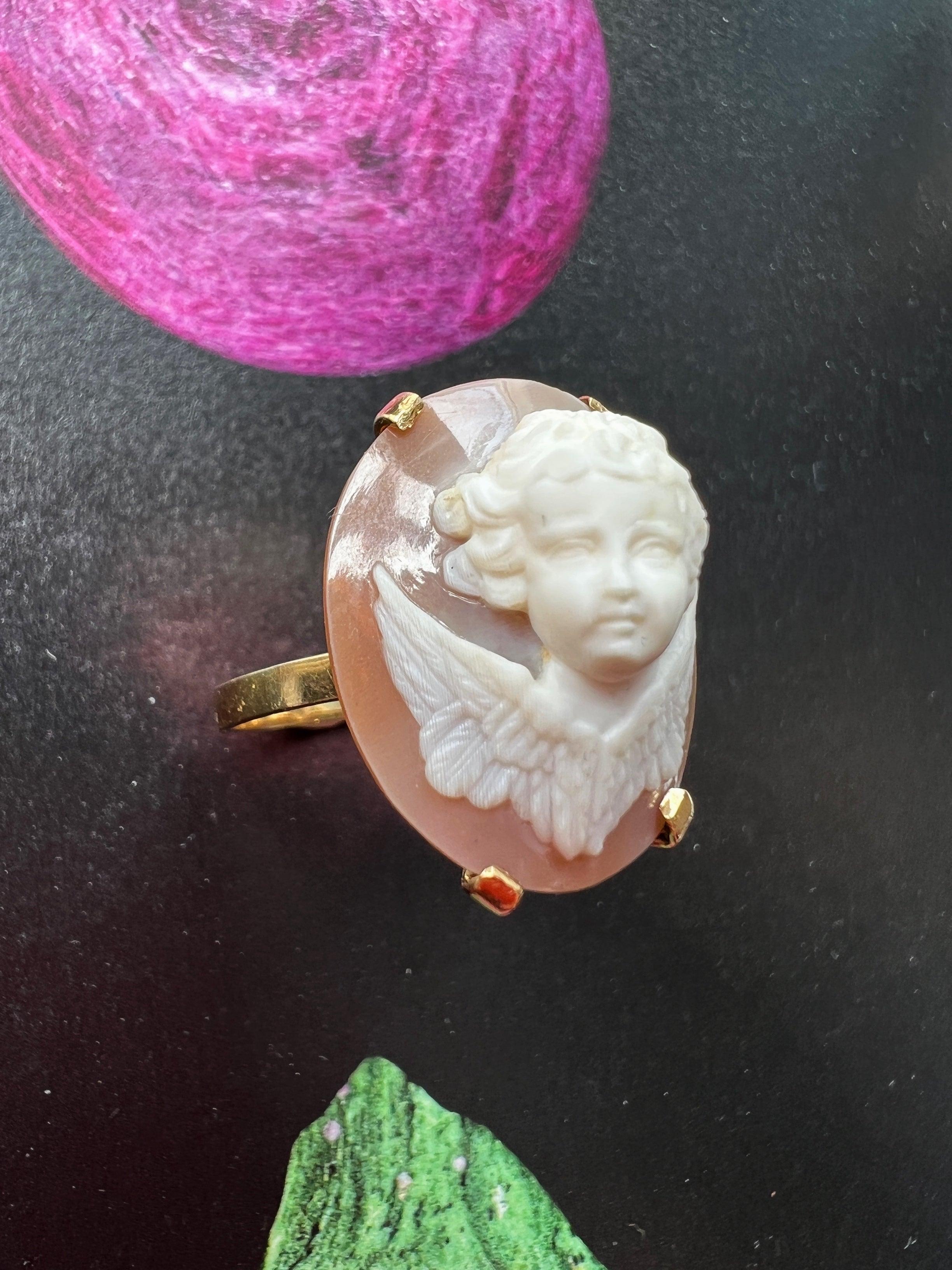 Antique 18K gold high-relief agate angel cameo ring - Curiously timeless