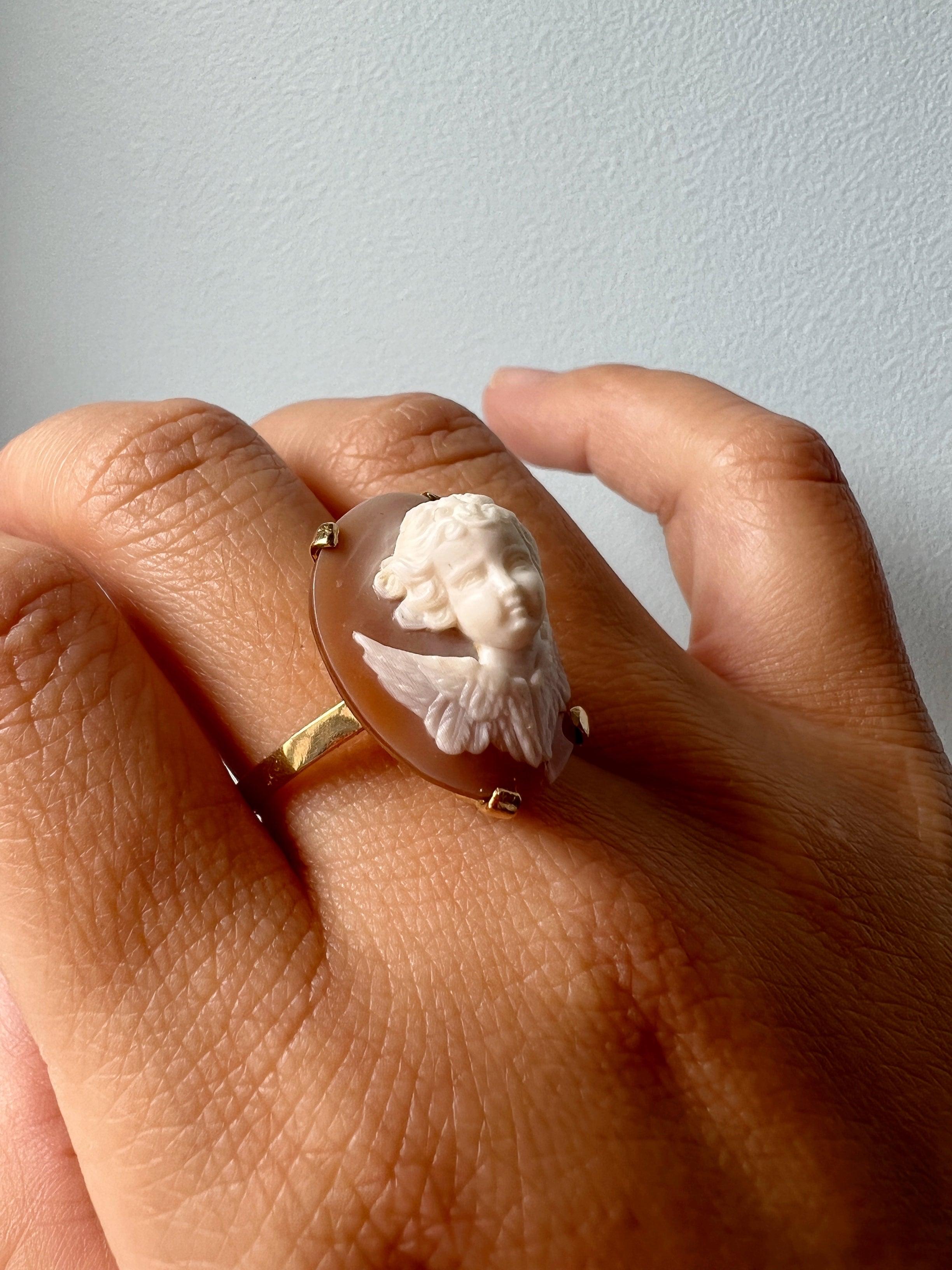 Antique 18K gold high-relief agate angel cameo ring - Curiously timeless