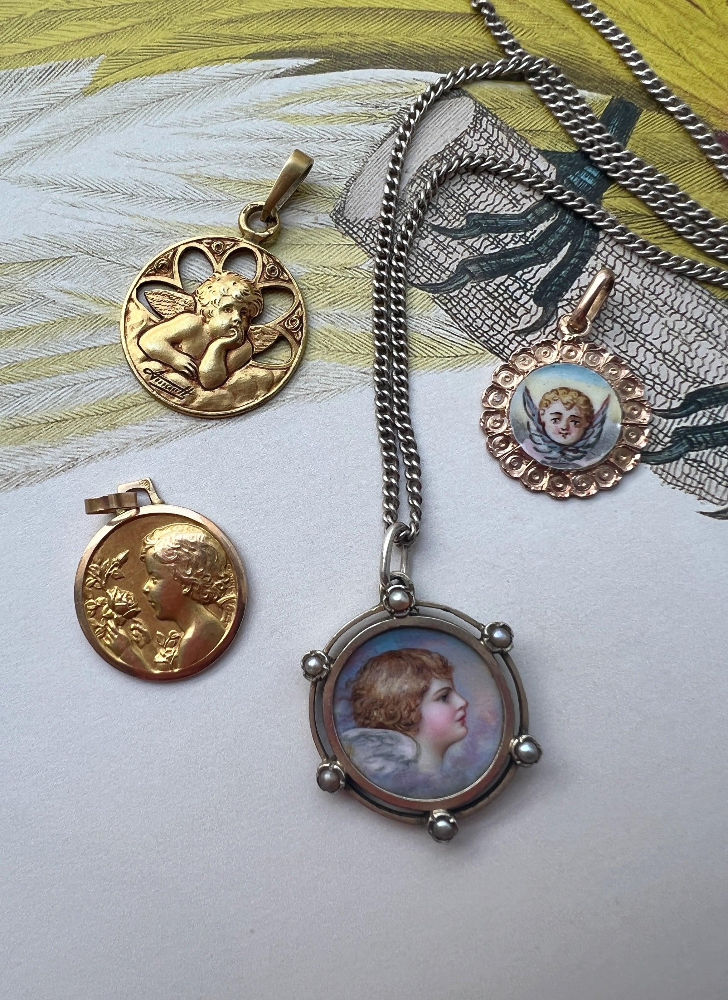 French 18K gold medal of angel and roses - Curiously timeless