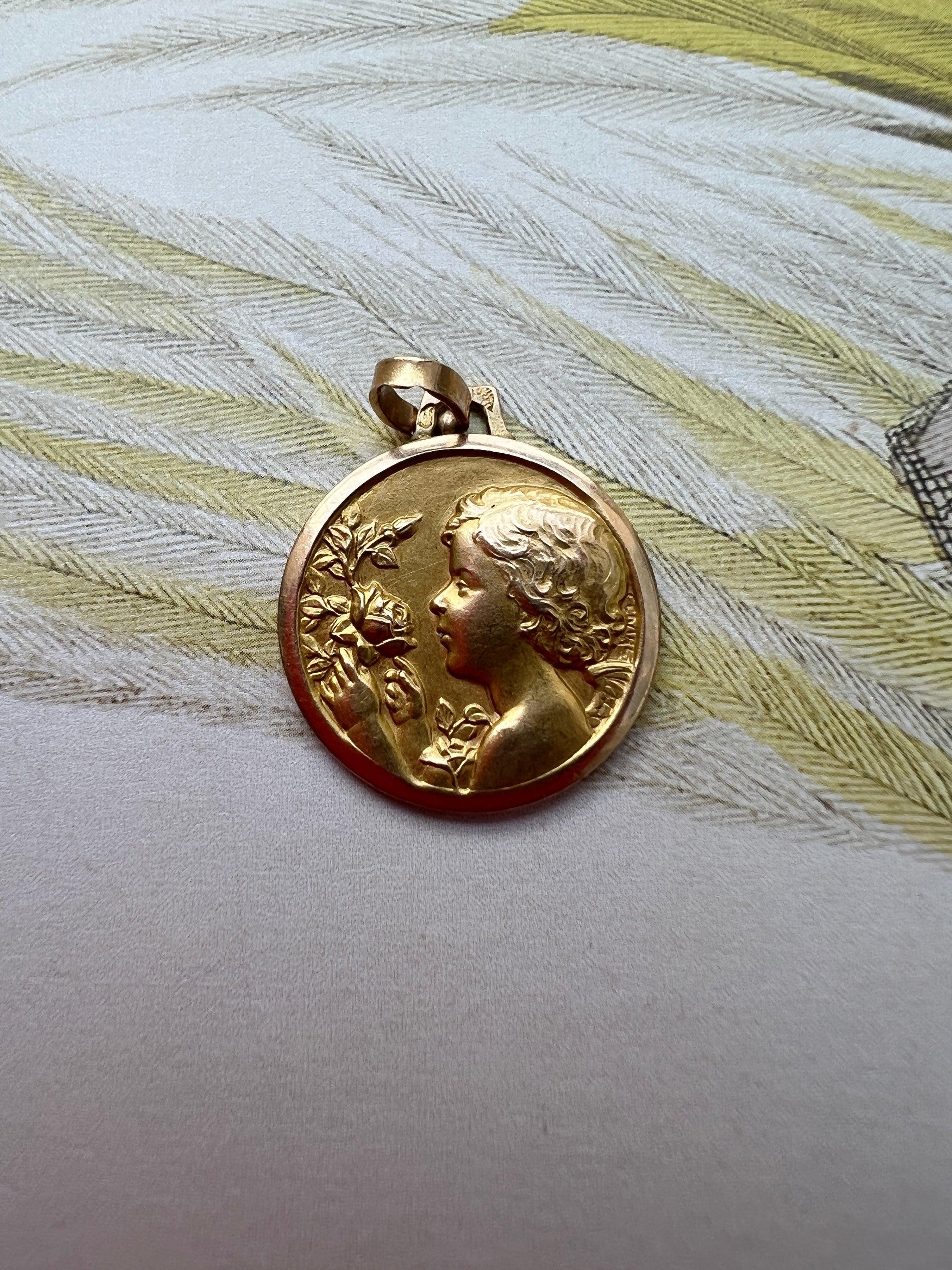 French 18K gold medal of angel and roses - Curiously timeless