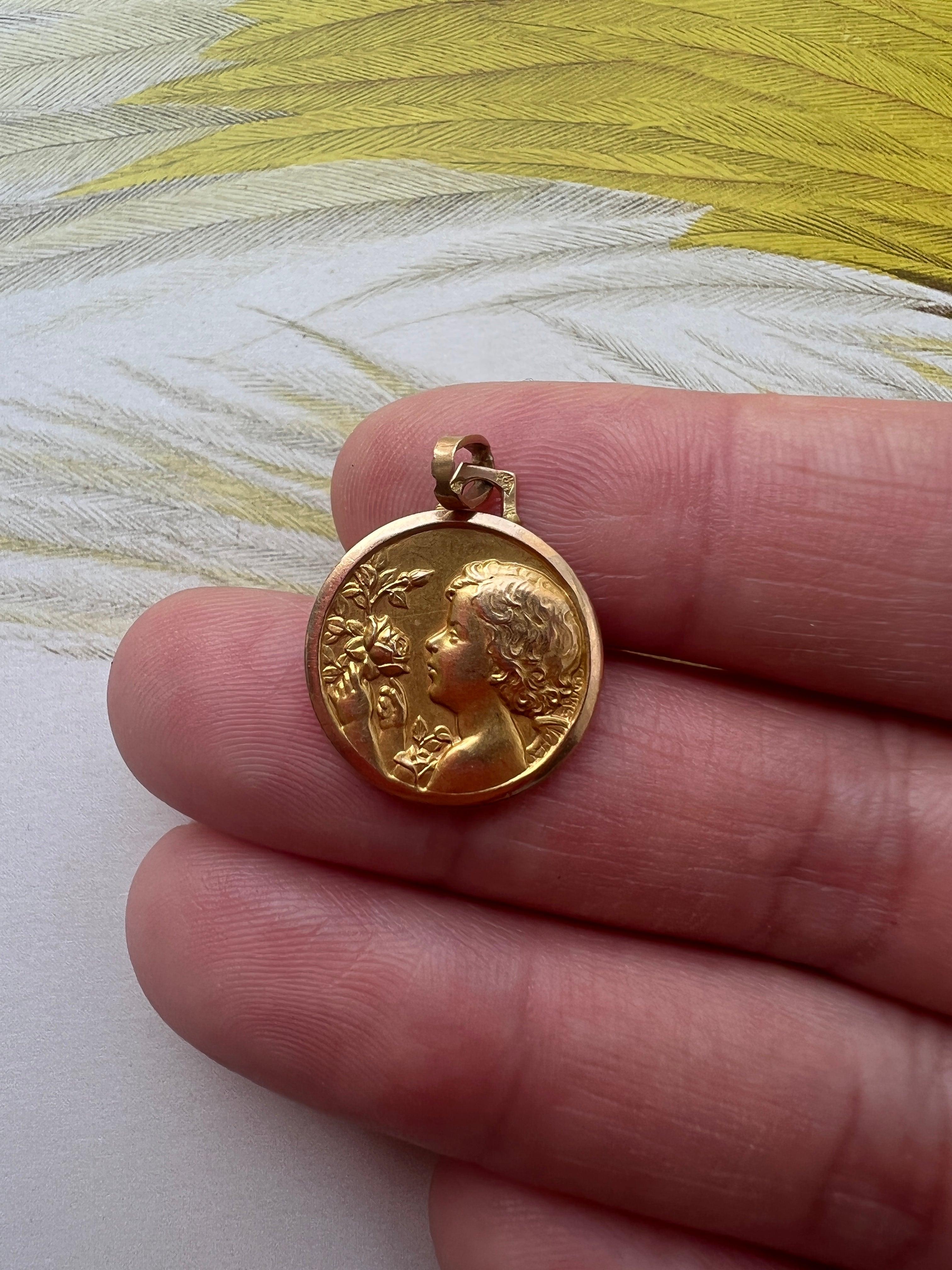 French 18K gold medal of angel and roses - Curiously timeless