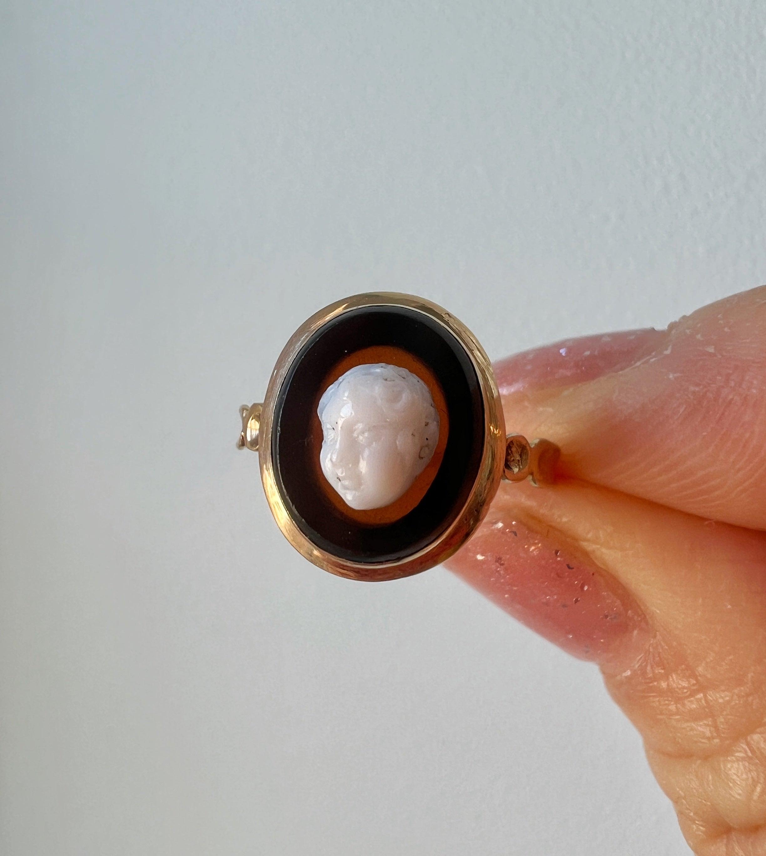 Boxed Victorian era 18K gold agate angel cameo ring - Curiously timeless