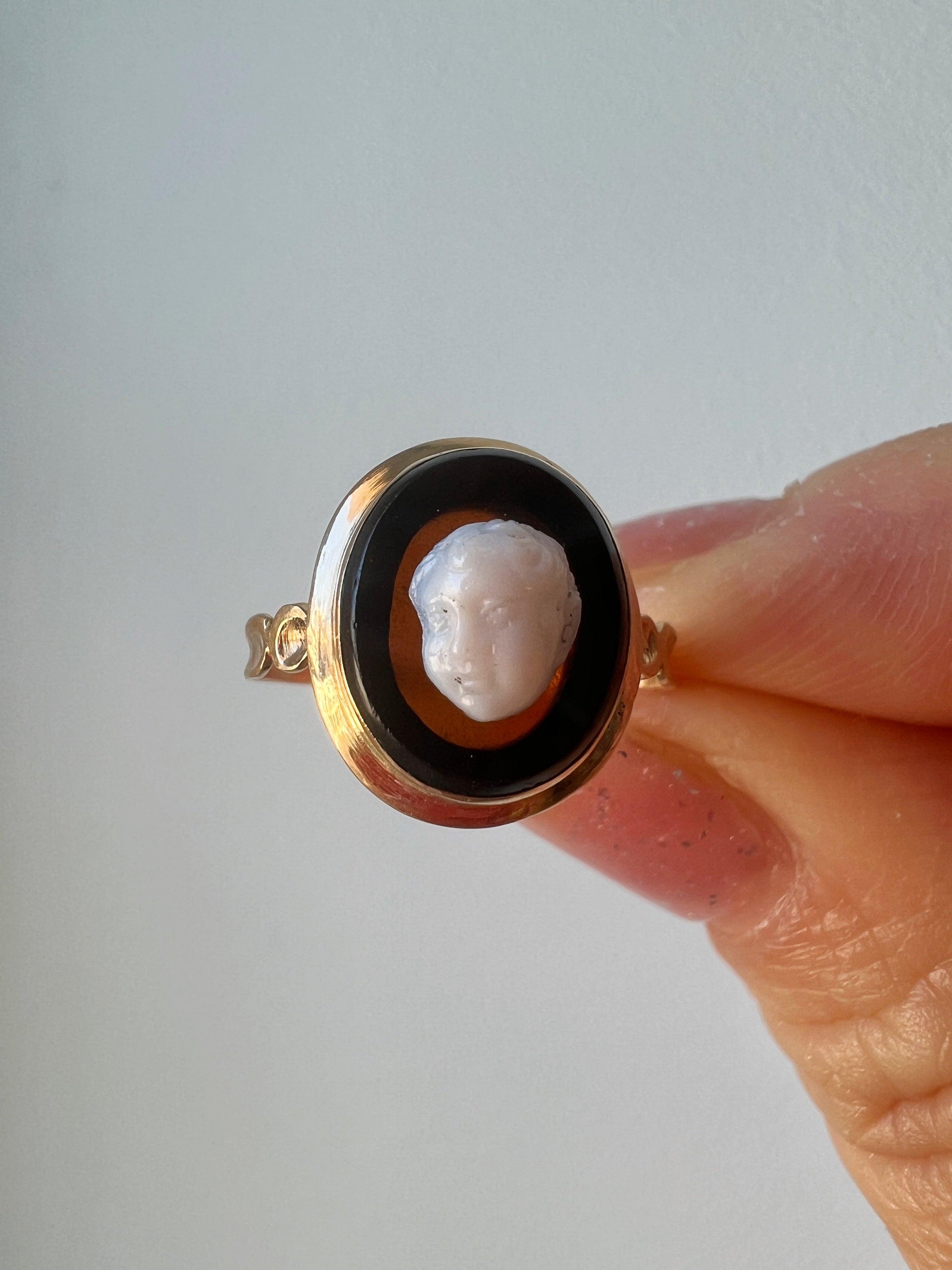 Boxed Victorian era 18K gold agate angel cameo ring - Curiously timeless