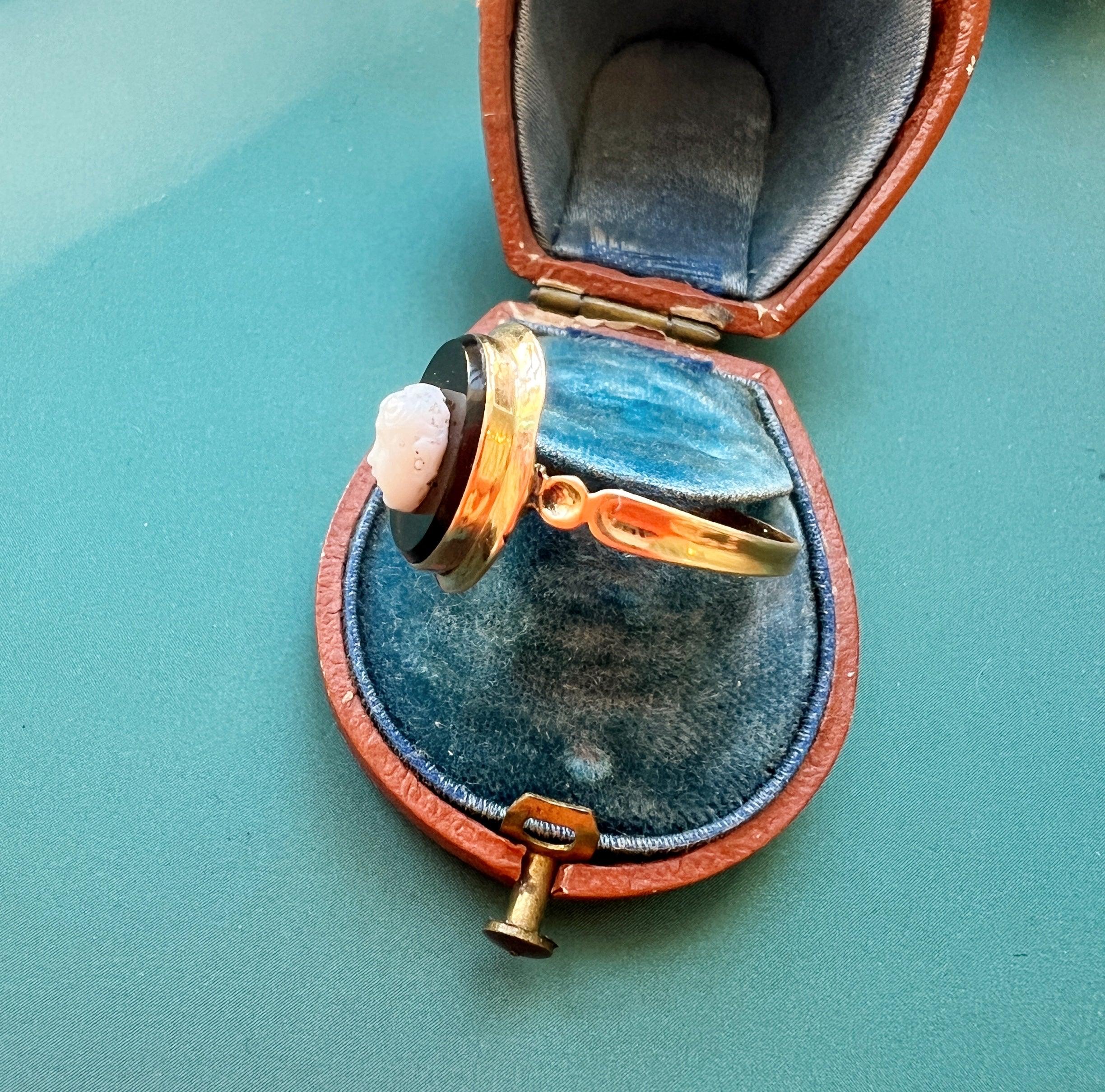 Boxed Victorian era 18K gold agate angel cameo ring - Curiously timeless