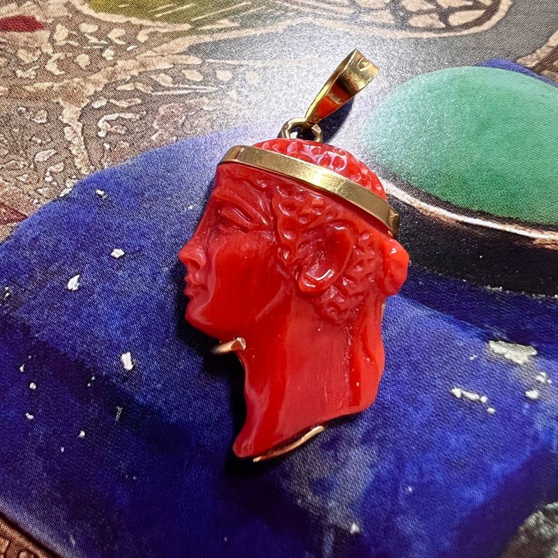 Beautiful Vintage 18K gold Coral Cameo pendant