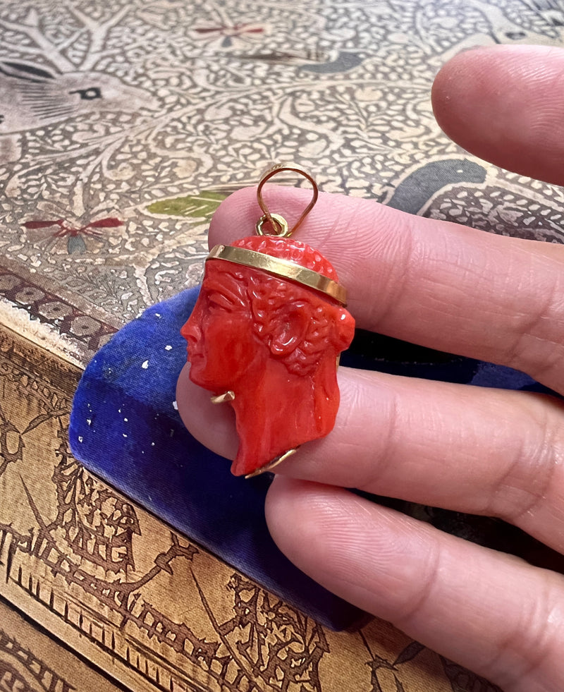 Beautiful Vintage 18K gold Coral Cameo pendant