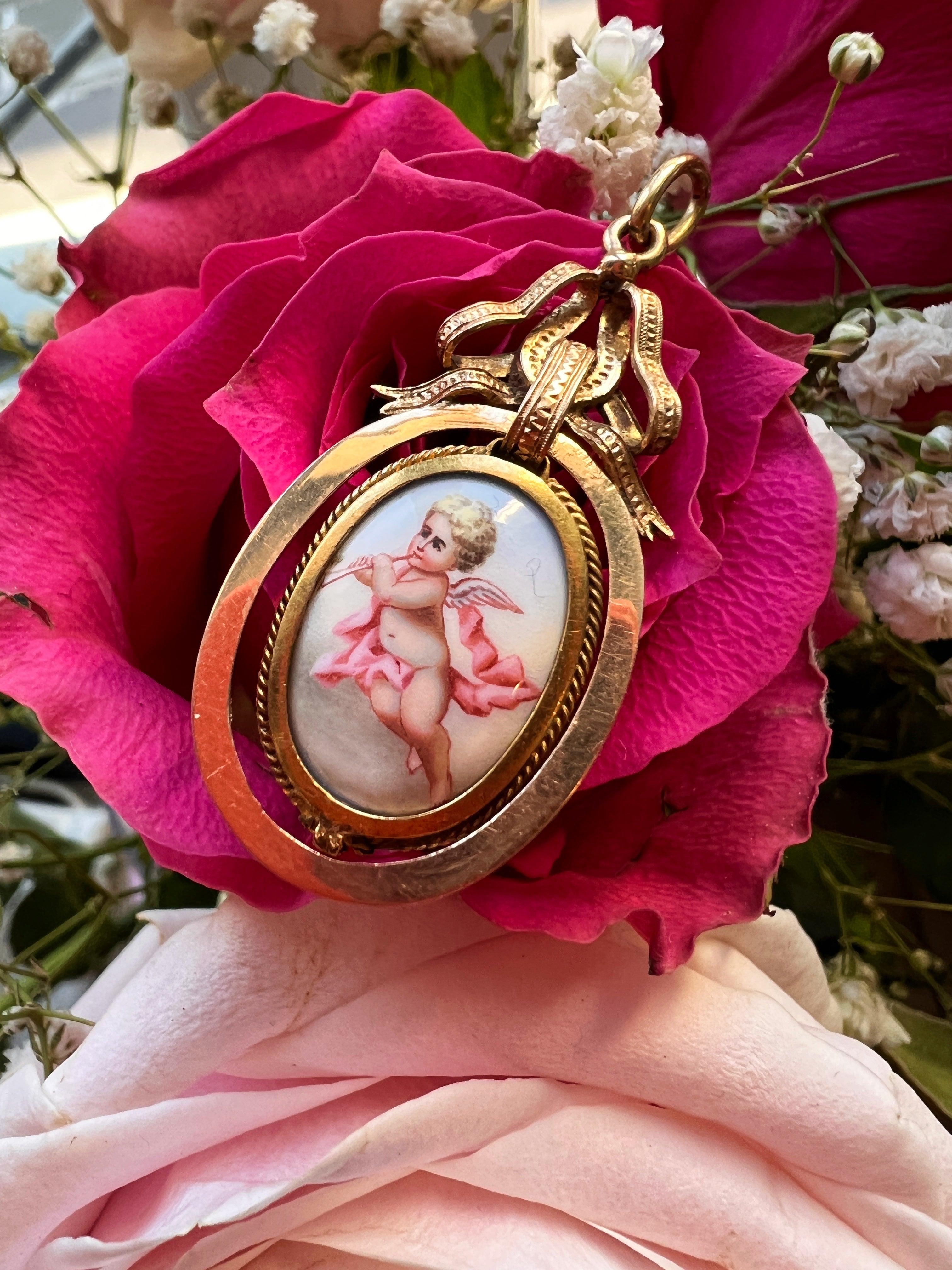 Very lovely French antique 18K gold enameled musician angel bow pendant - Curiously timeless