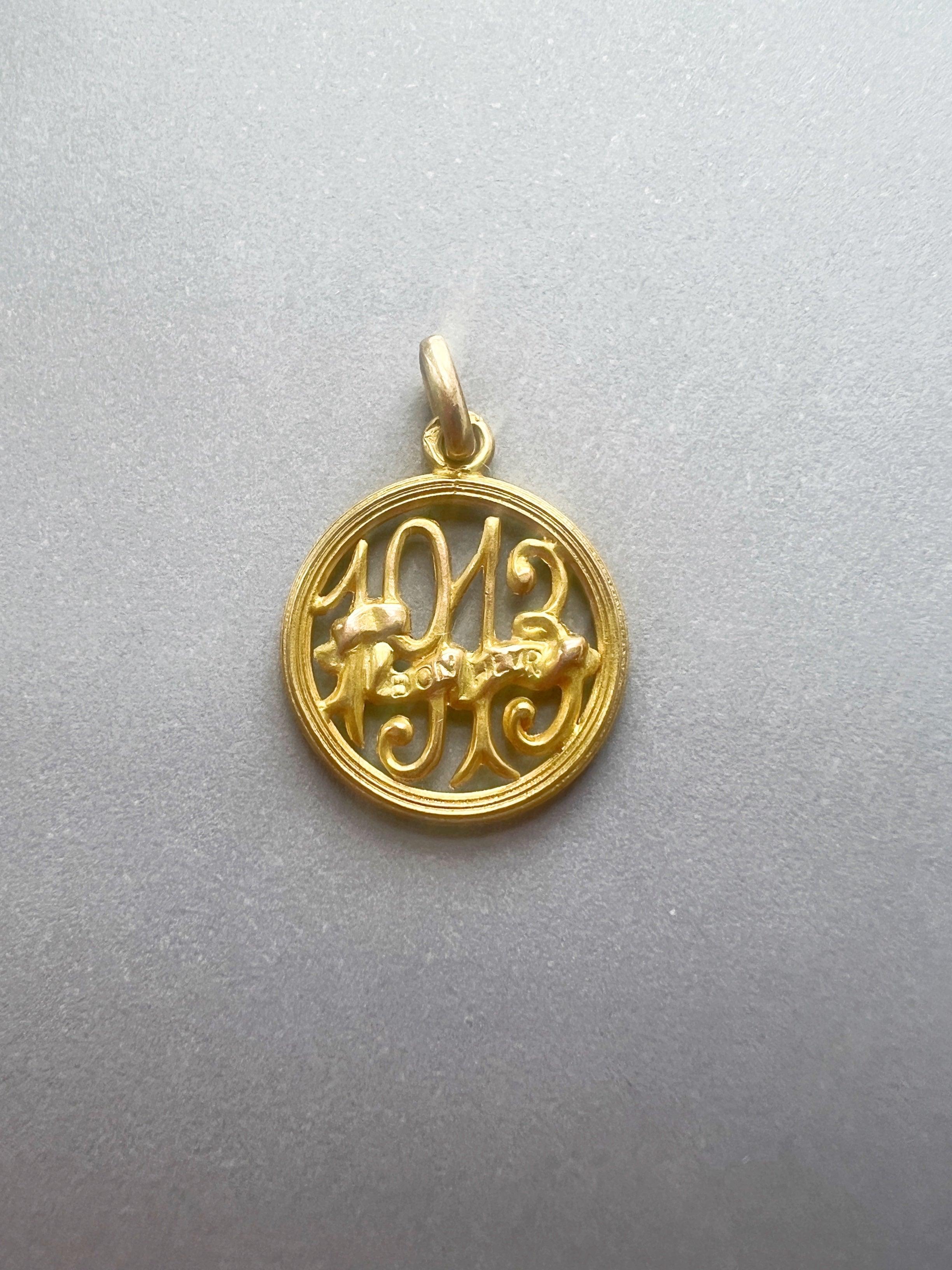 French Edwardian era 18K gold “1913” "Bonheur" medal pendant - Curiously timeless