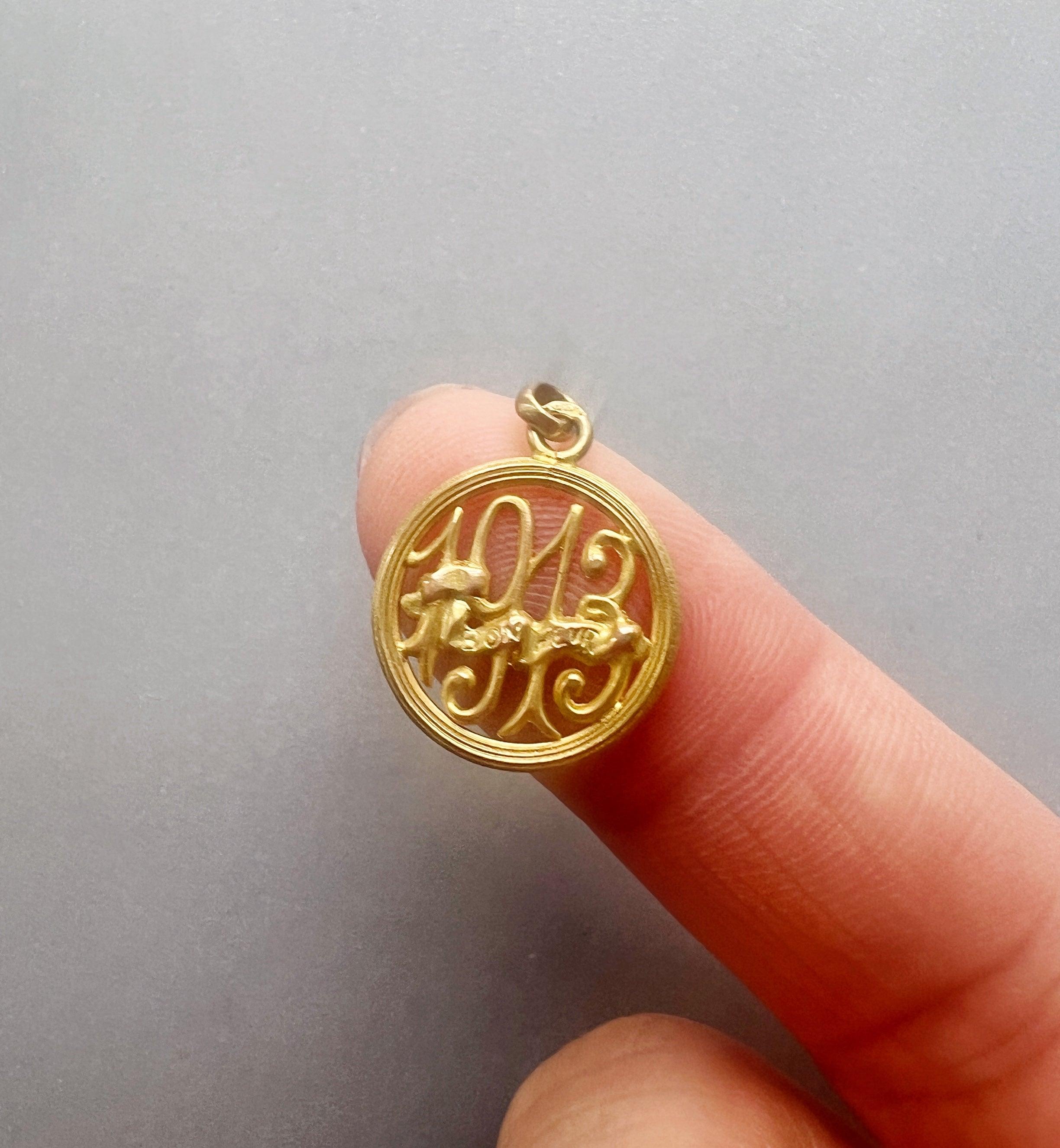 French Edwardian era 18K gold “1913” "Bonheur" medal pendant - Curiously timeless