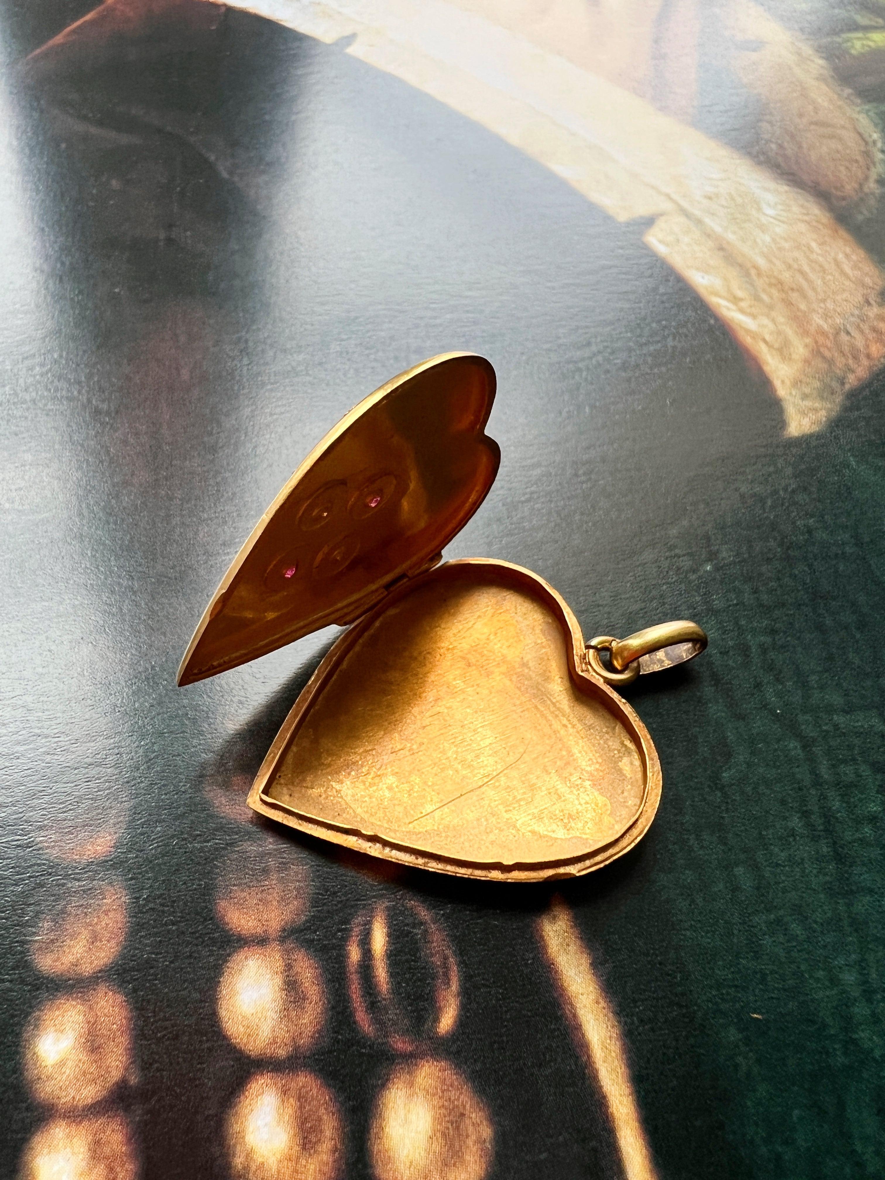 Very sweet French Art Nouveau era 18K gold pearl heart shape locket pendant - Curiously timeless