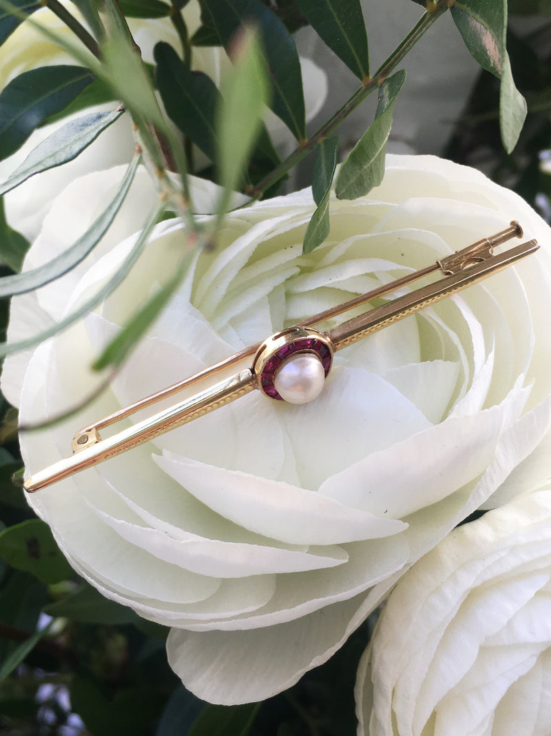 Timelessly chic Art Deco Ruby Pearl Bar Brooch in 18K solid gold