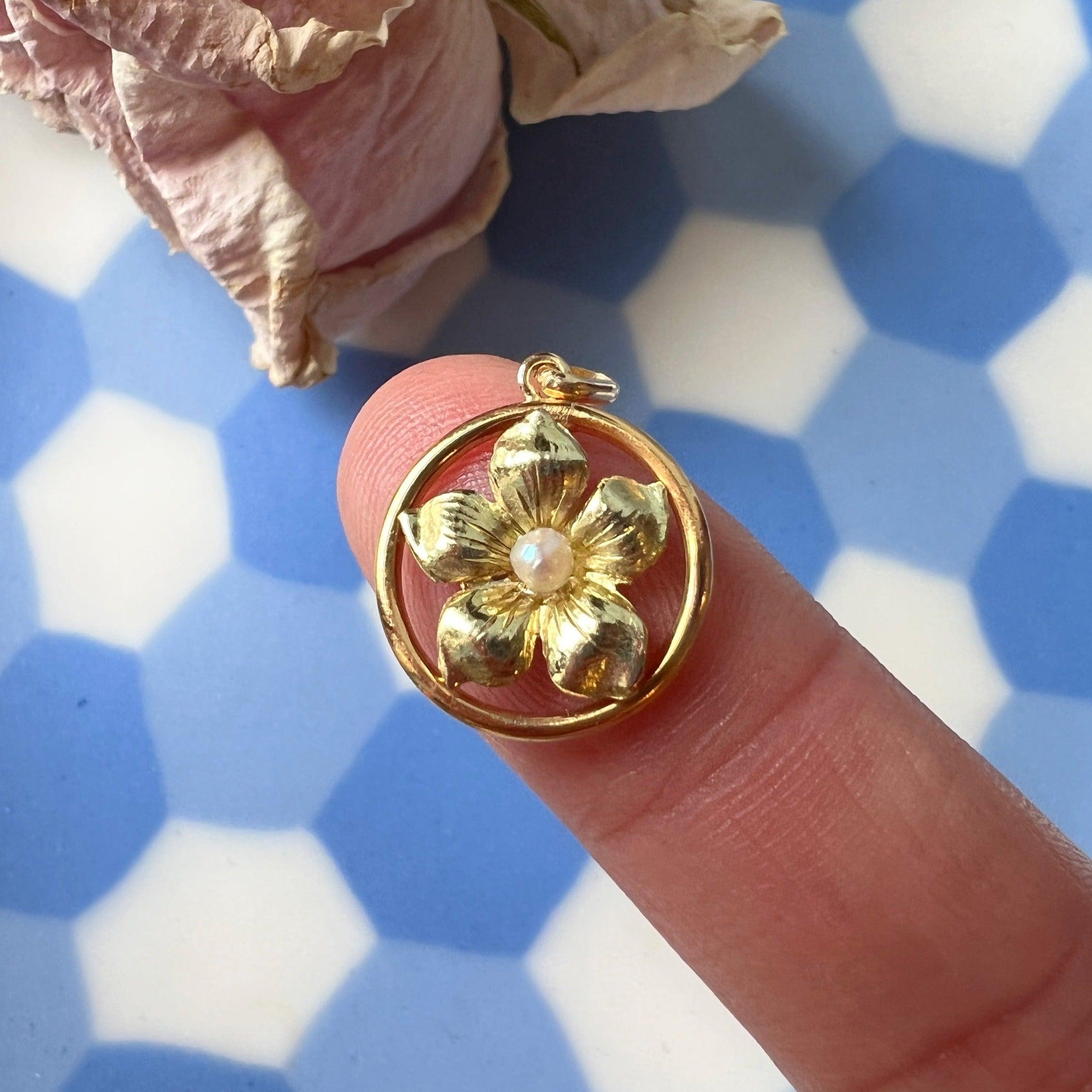 Very sweet mini French Art Nouveau 18K gold pearl pansy flower pendant - Curiously timeless