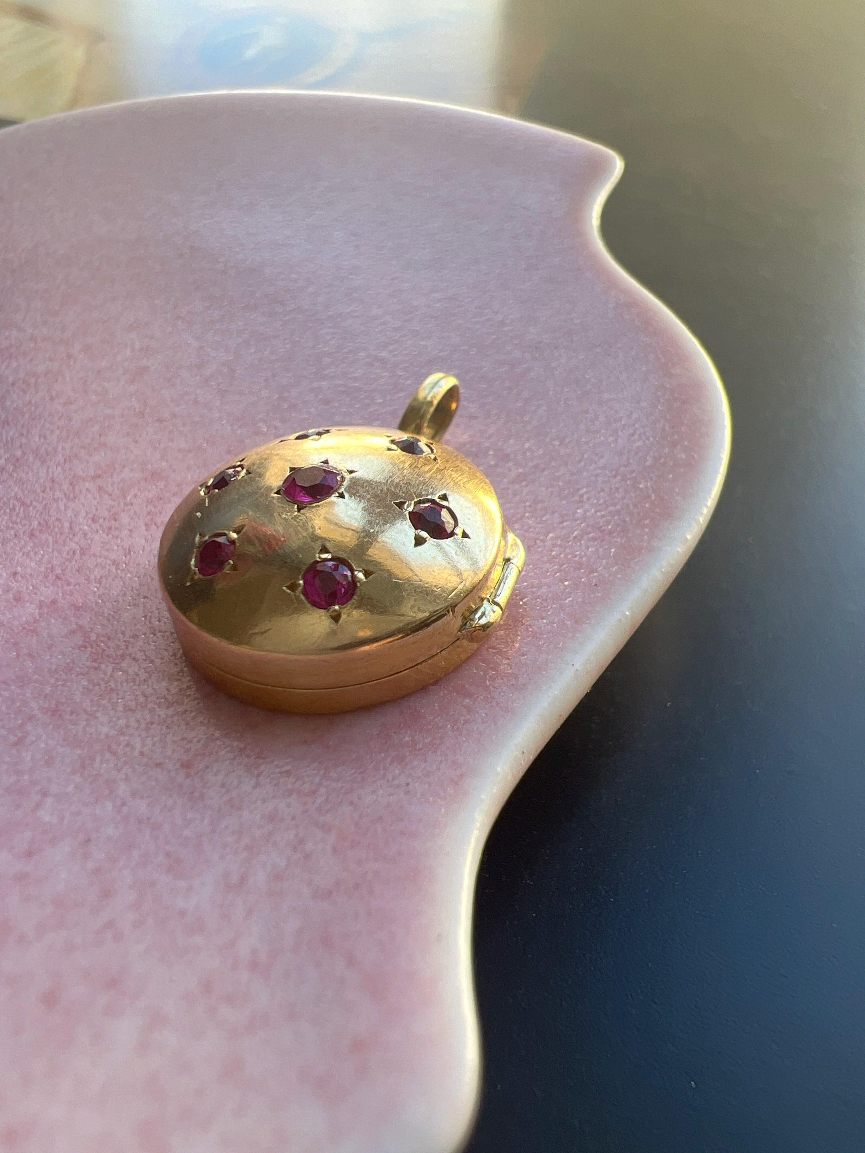 Celestial French Vintage 1950s 18K gold ruby stars bombé photo locket - Curiously timeless