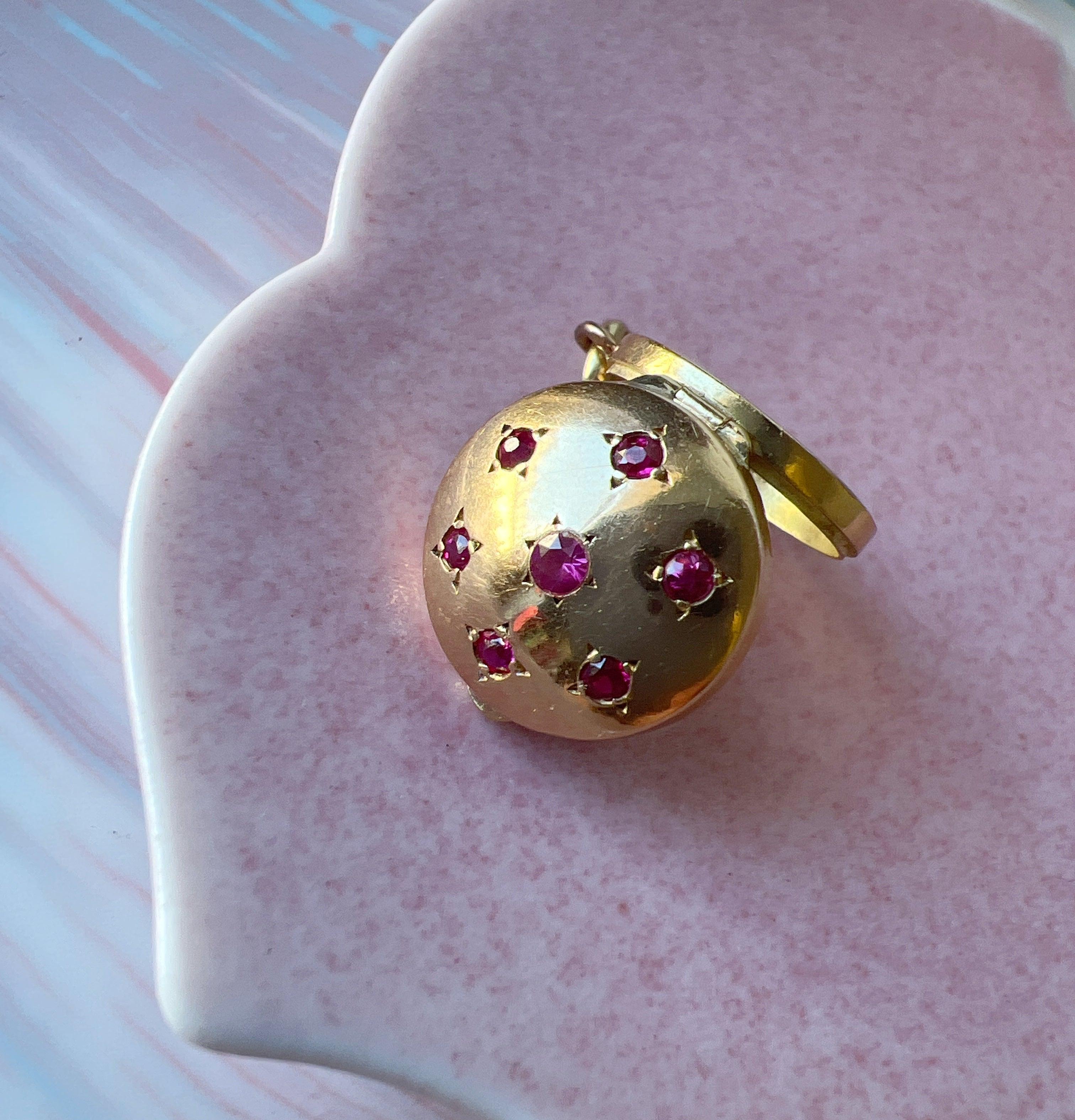 Celestial French Vintage 1950s 18K gold ruby stars bombé photo locket - Curiously timeless