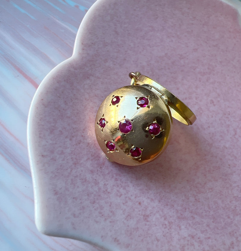 Celestial French Vintage 1950s 18K gold ruby stars bombé photo locket –  Curiously timeless