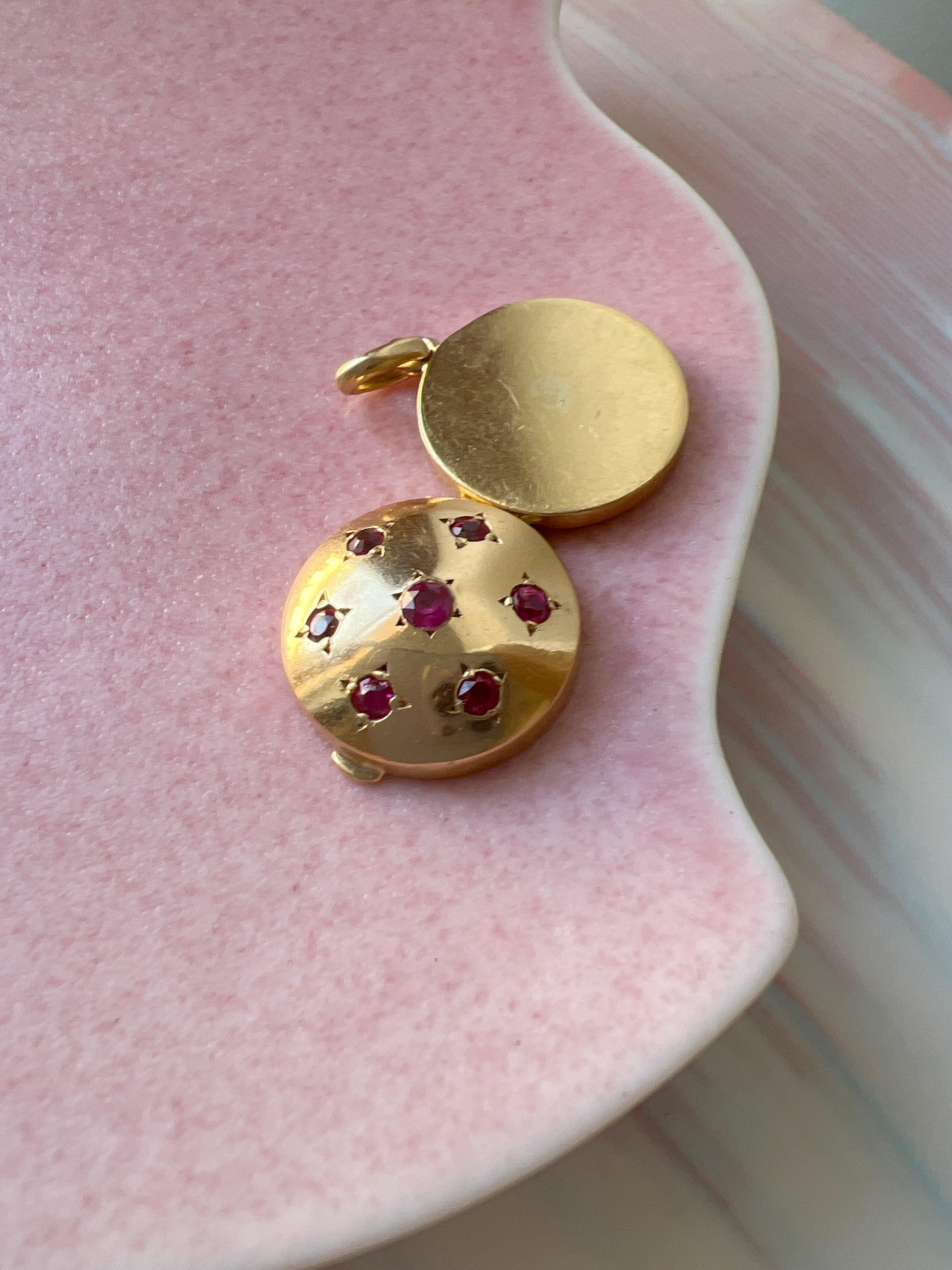 Celestial French Vintage 1950s 18K gold ruby stars bombé photo locket - Curiously timeless