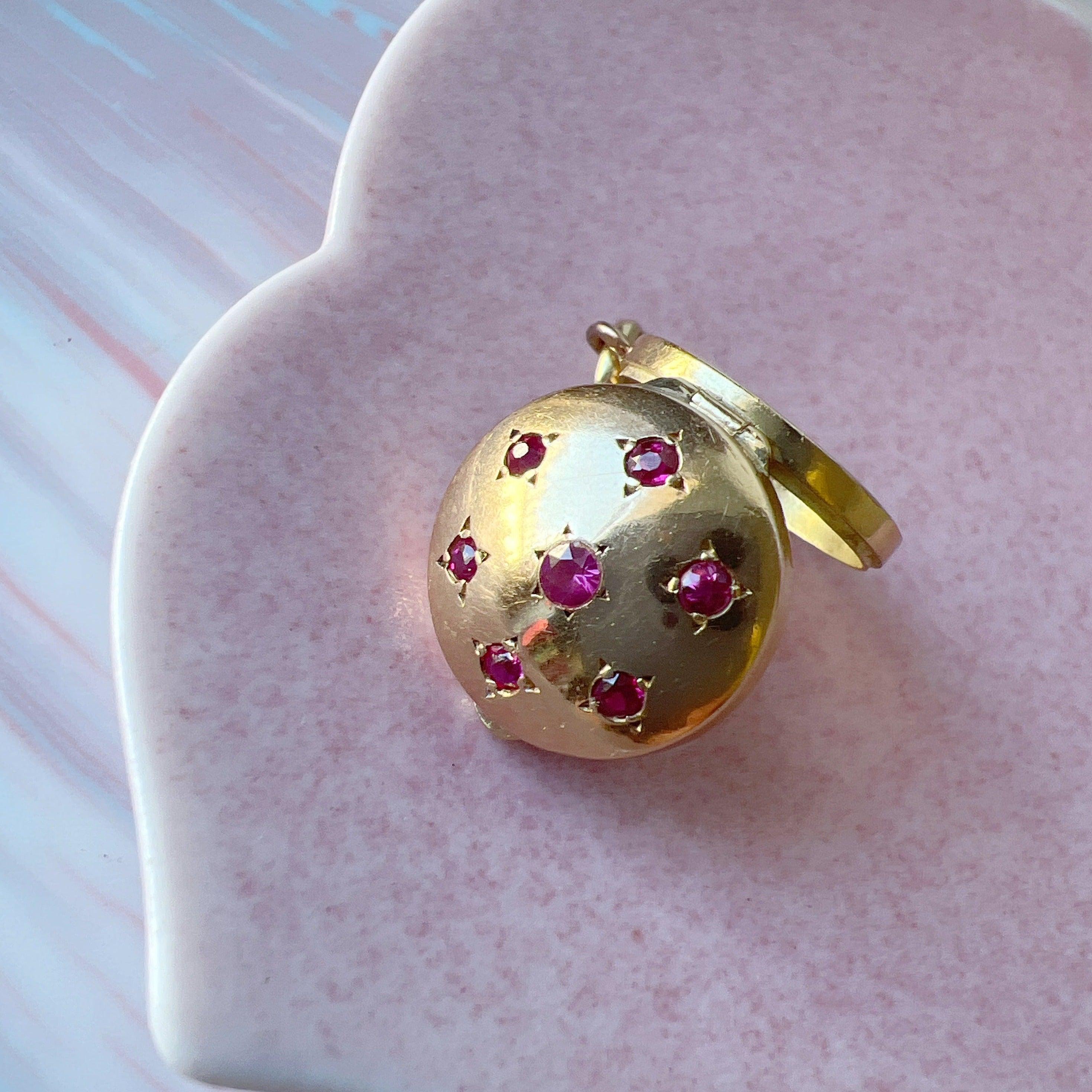 Celestial French Vintage 1950s 18K gold ruby stars bombé photo locket - Curiously timeless