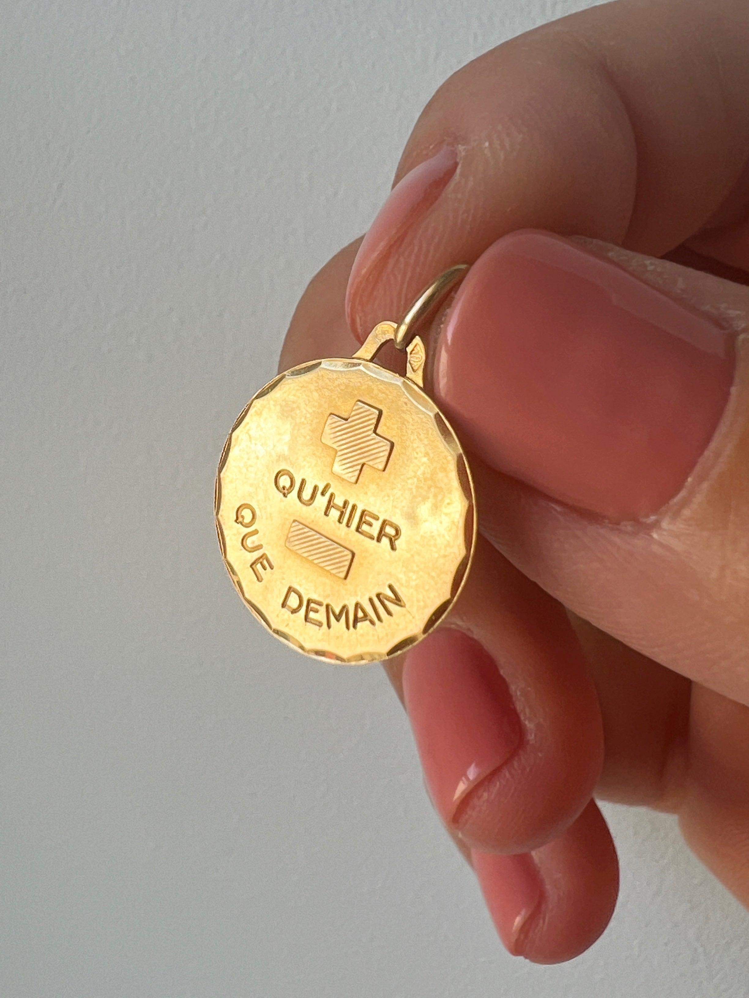 Vintage Augis 18K gold “more than yesterday, less than tomorrow” pendant - Curiously timeless