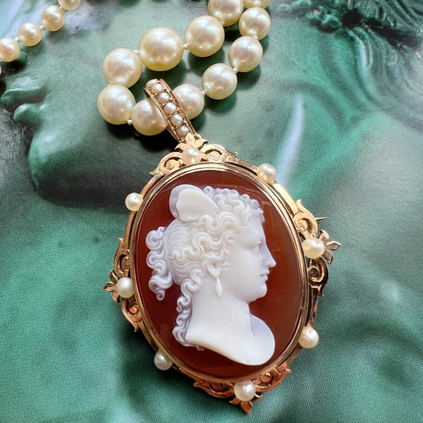 Boxed Victorian era 18K gold natural pearls agate cameo pendant brooch