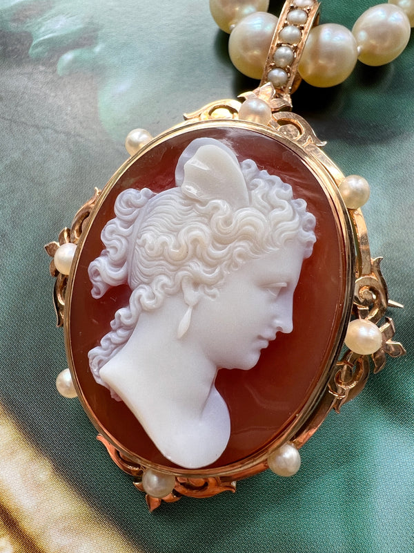 Boxed Victorian era 18K gold natural pearls agate cameo pendant brooch