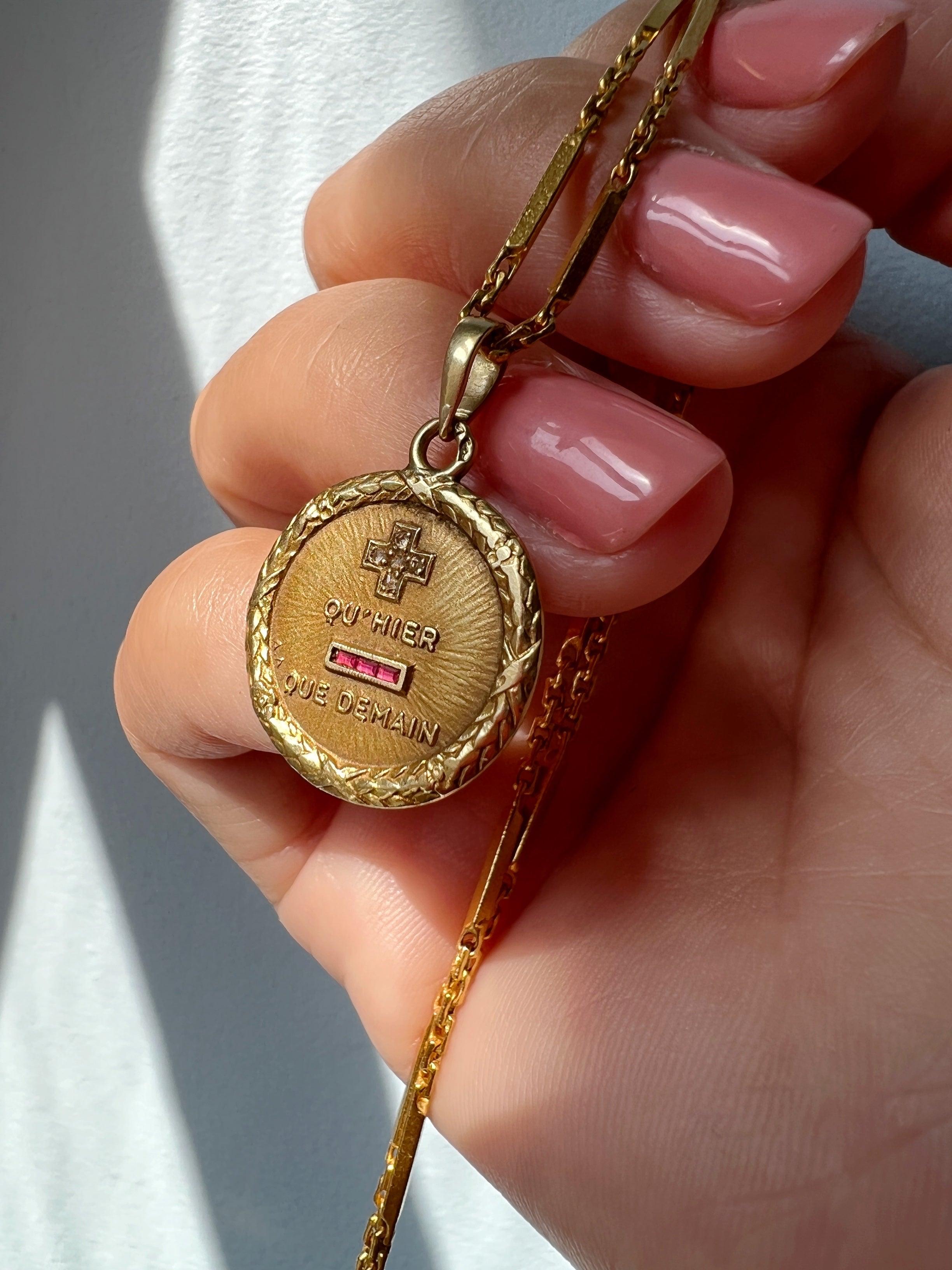 Vintage Augis 18K gold love medal pendant - Curiously timeless