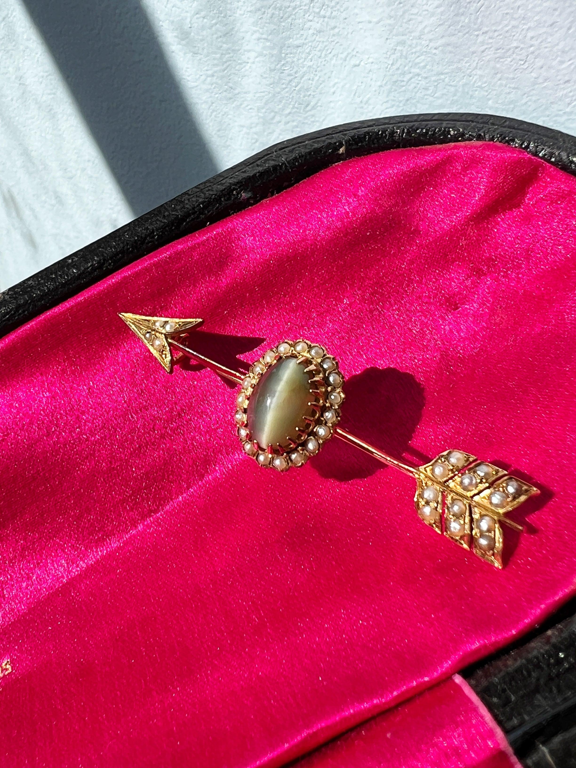 Victorian era 18K gold cat's-eye chrysoberyl pearl arrow brooch - Curiously timeless