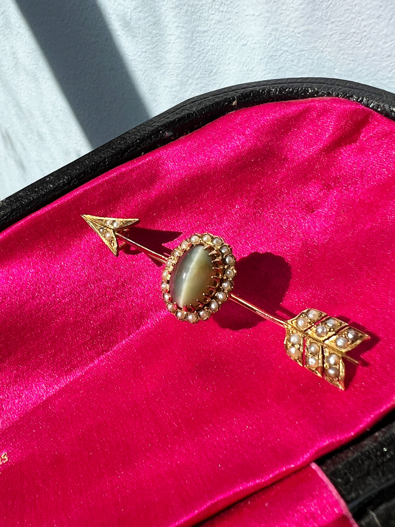 Victorian era 18K gold cat's-eye chrysoberyl pearl arrow brooch