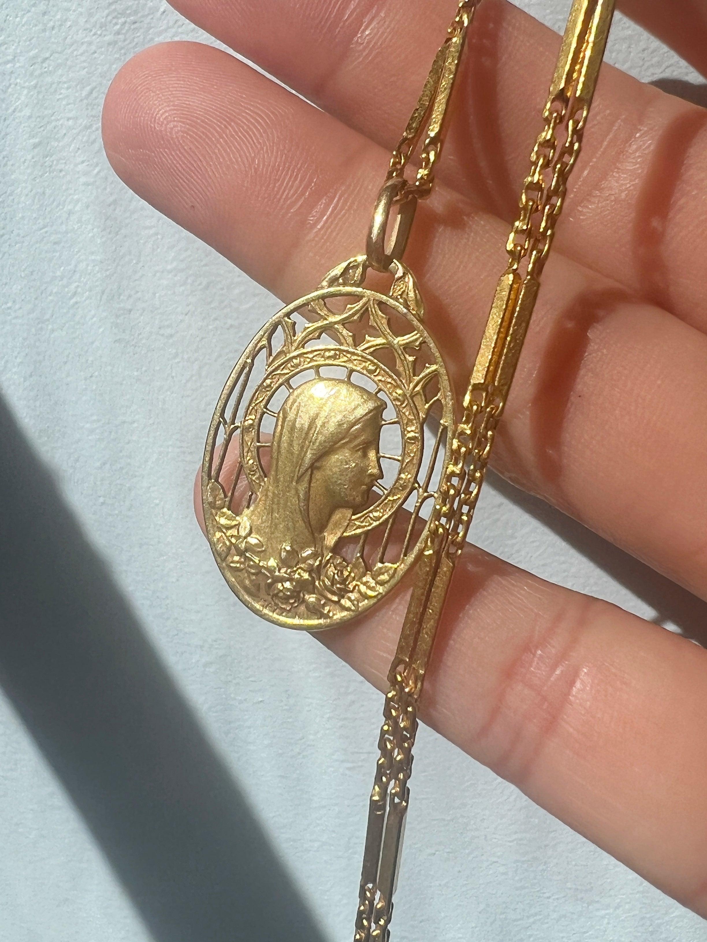 Magnificent 18K gold Virgin Mary medal pendant singed by Mazzoni - Curiously timeless