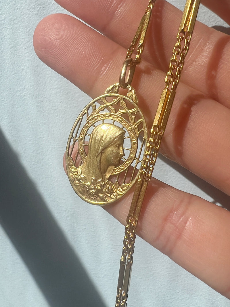 Magnificent 18K gold Virgin Mary medal pendant singed by Mazzoni