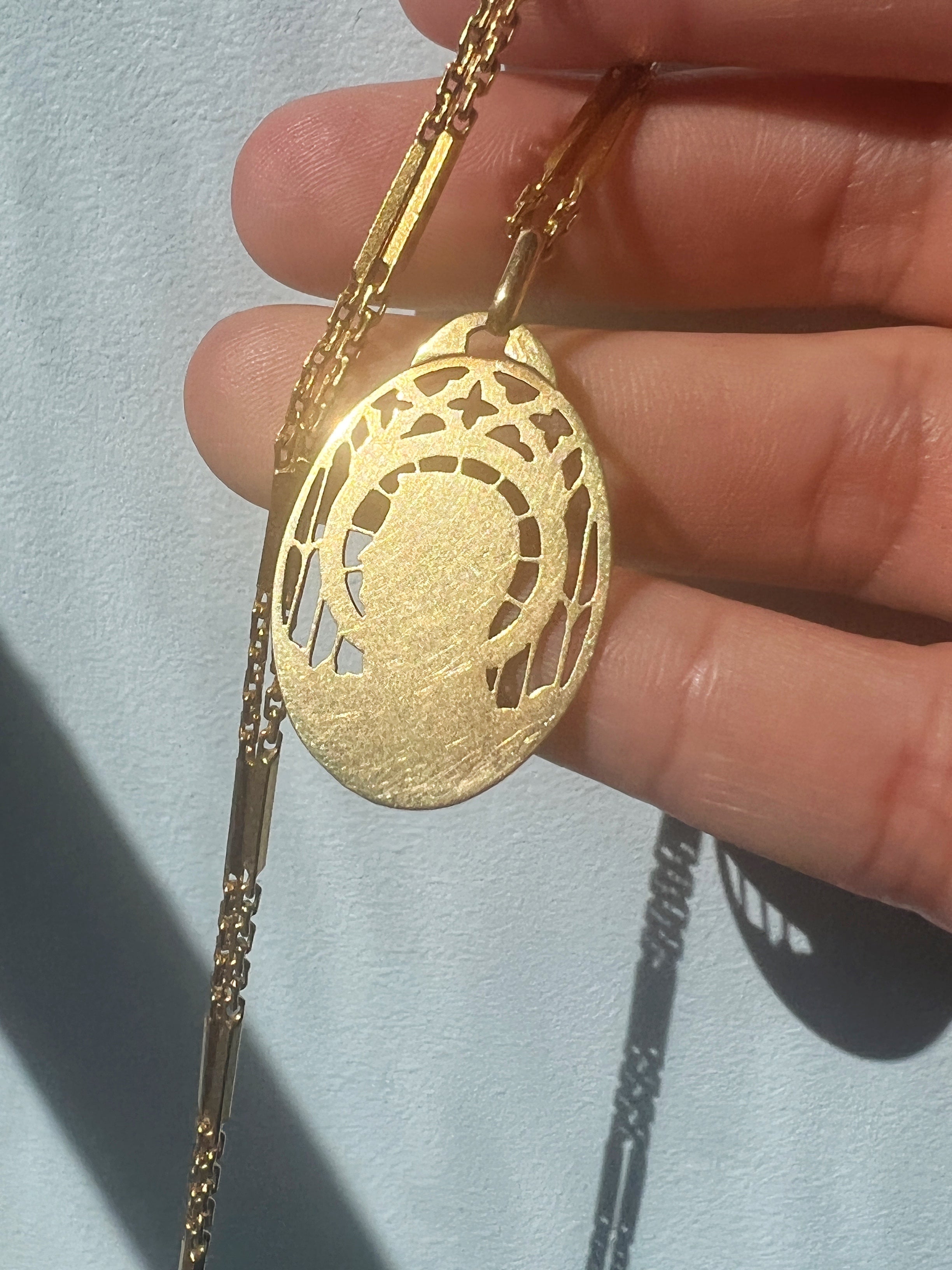 Magnificent 18K gold Virgin Mary medal pendant singed by Mazzoni - Curiously timeless