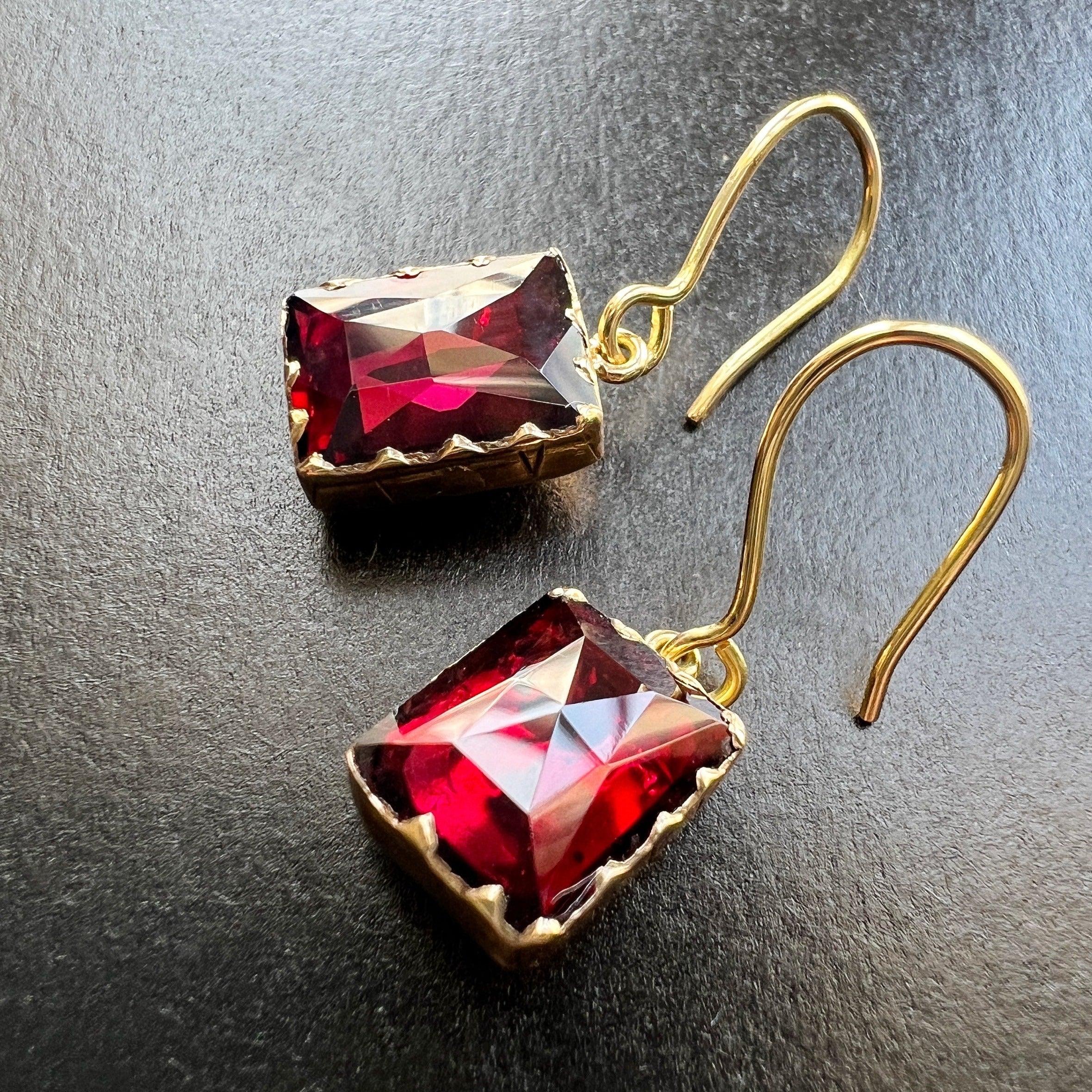 Victorian era 18K gold French Perpignan garnet earrings - Curiously timeless