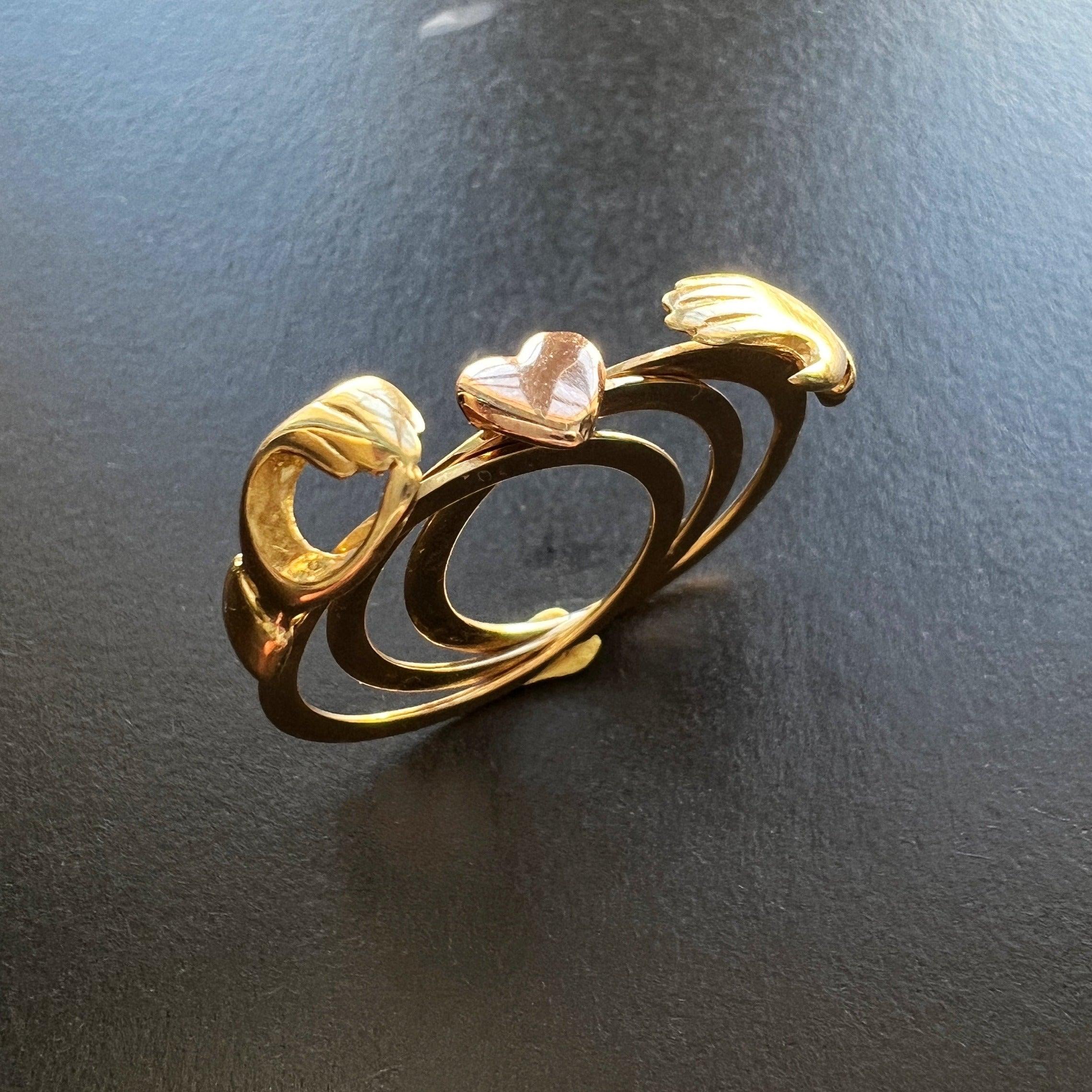 French 18K gold hands heart Fede & Faith ring - Curiously timeless