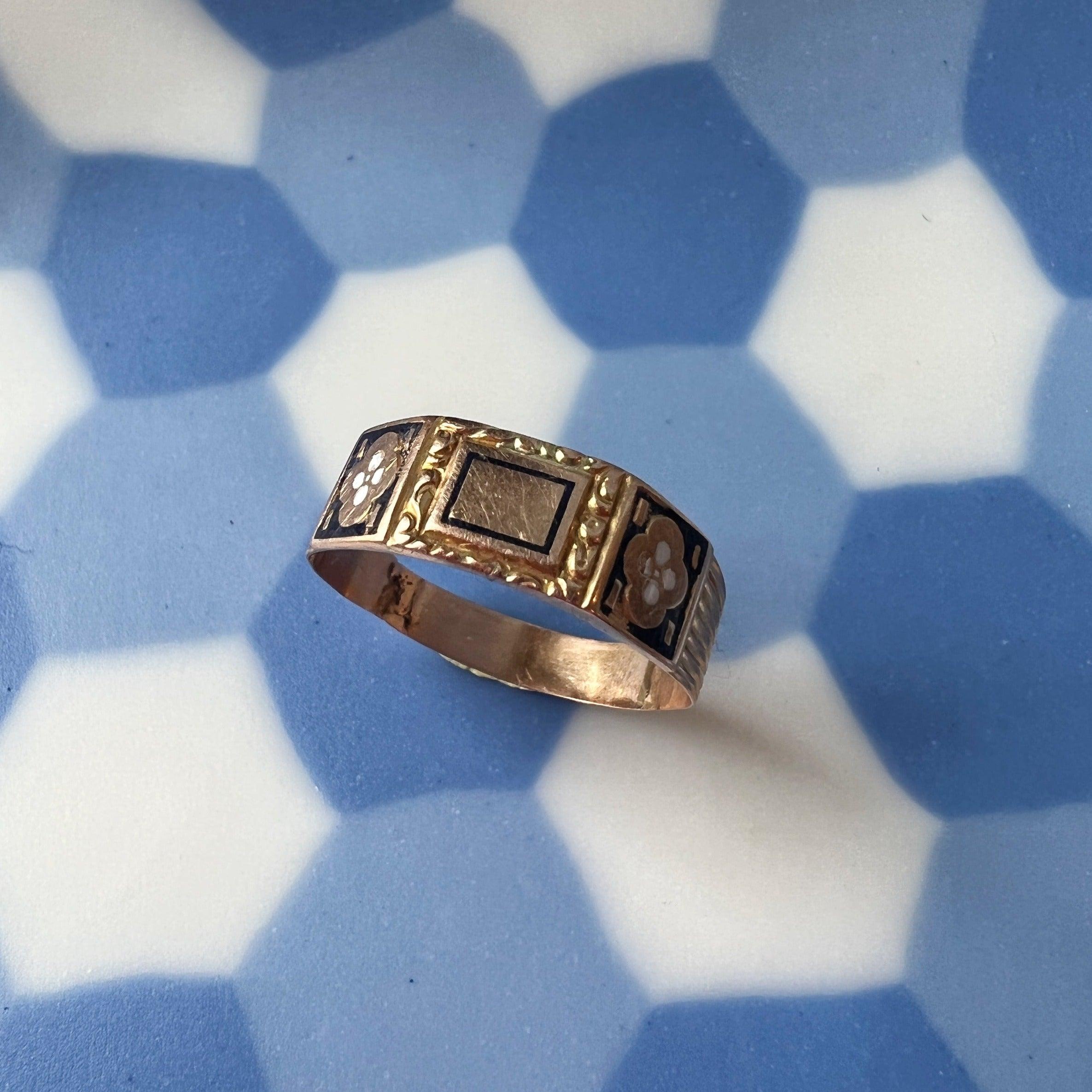 Victorian era 18K gold enameled band ring - Curiously timeless