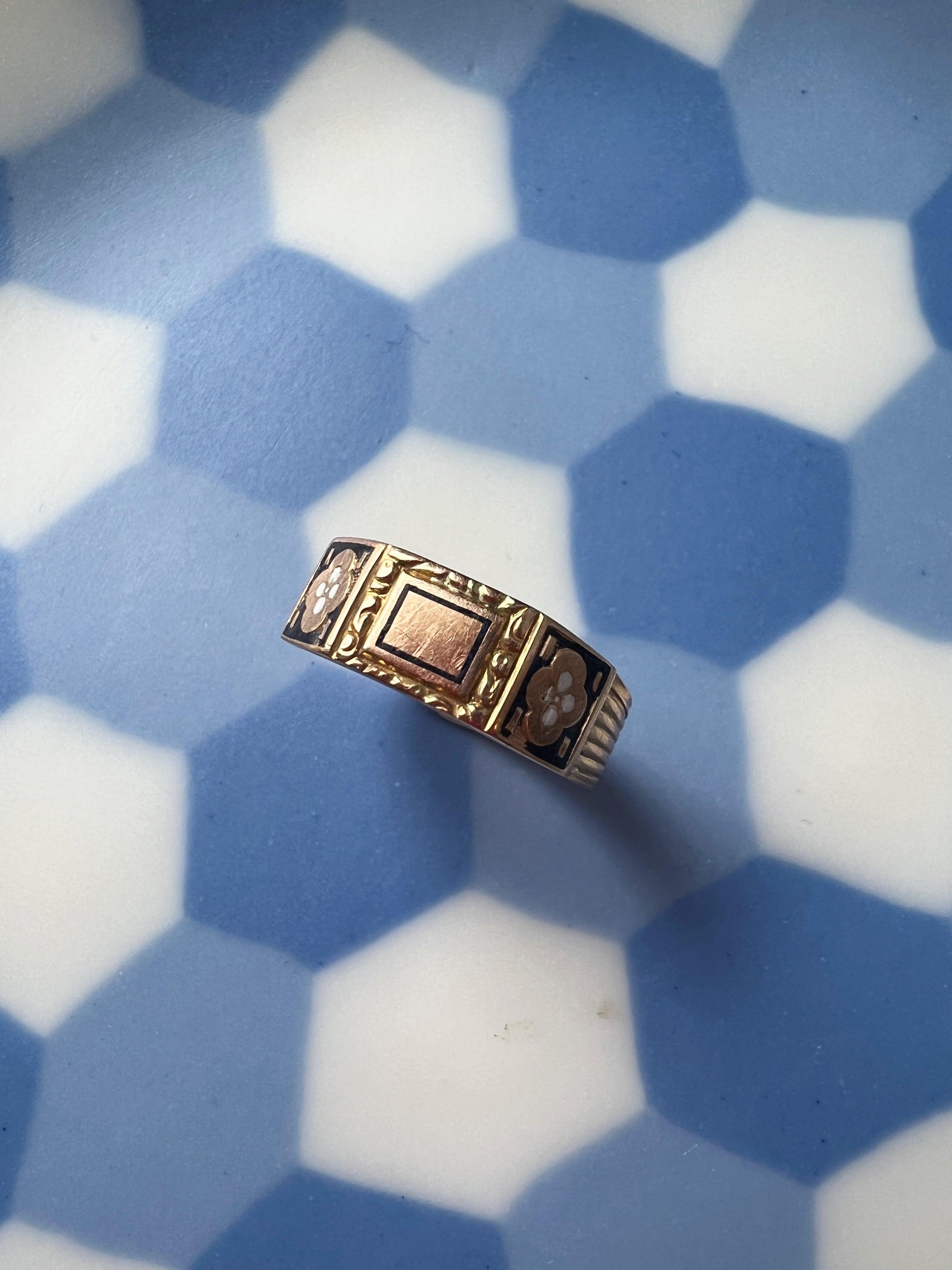 Victorian era 18K gold enameled band ring - Curiously timeless