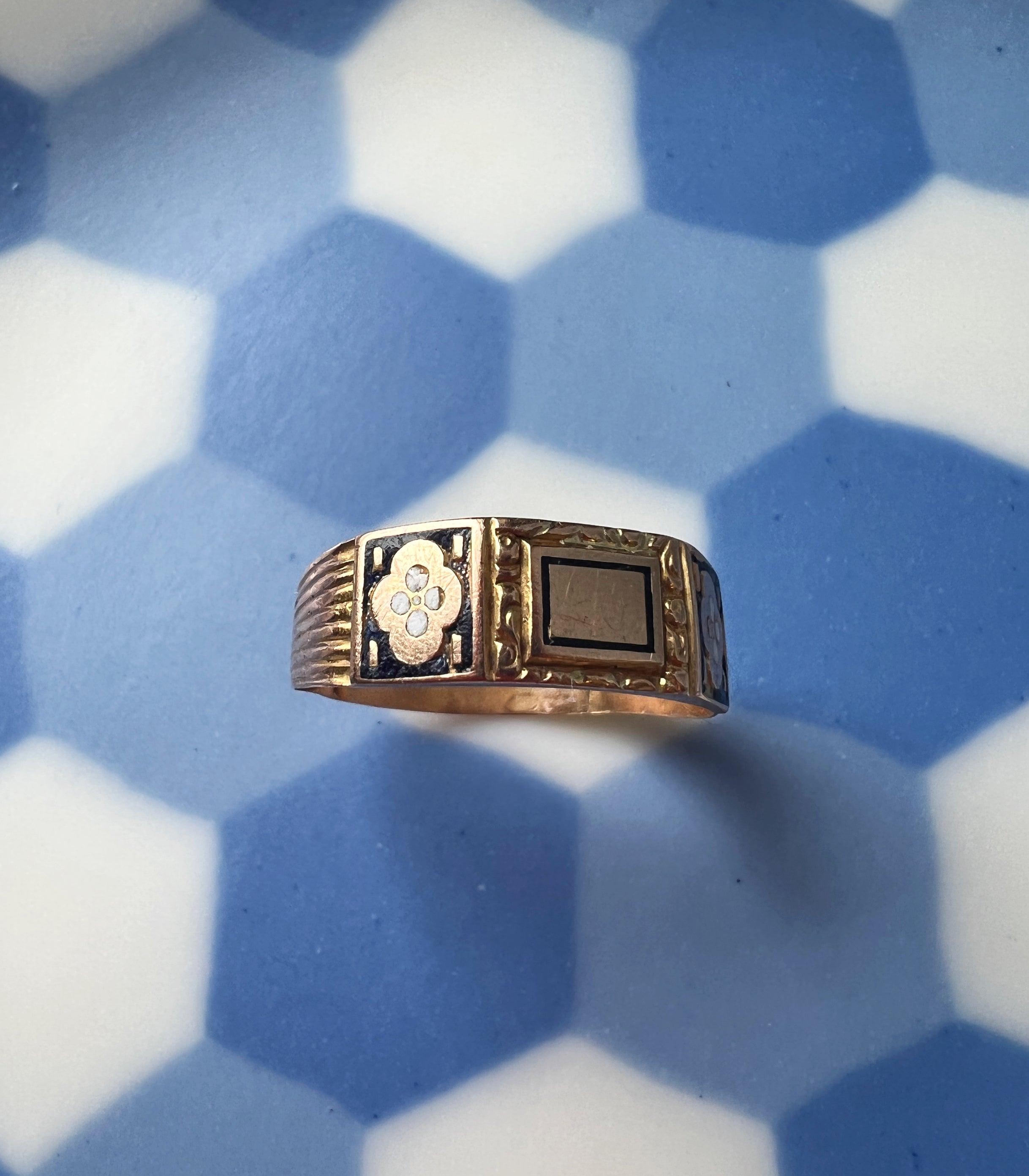 Victorian era 18K gold enameled band ring - Curiously timeless